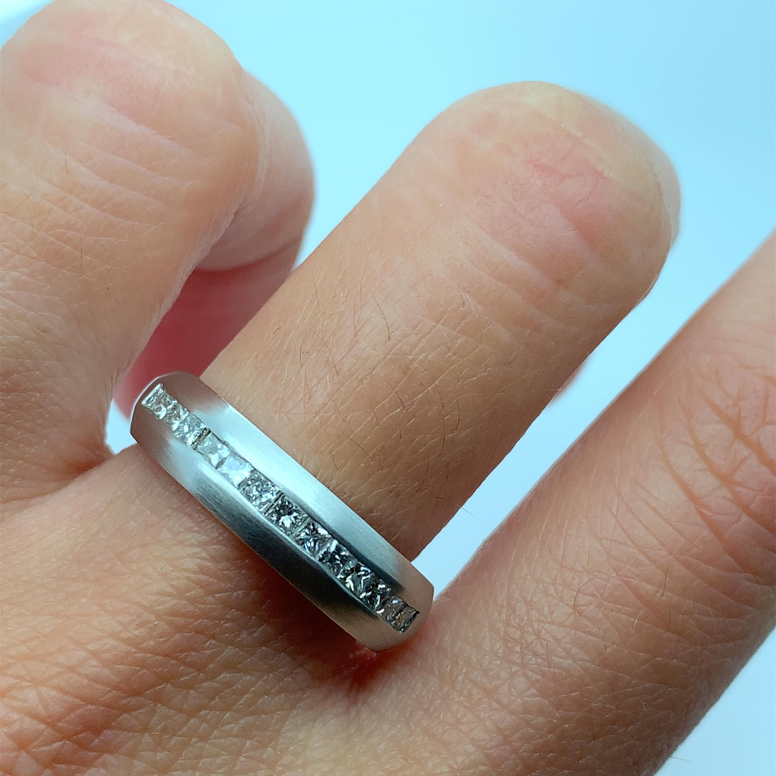 This exquisite men's wedding ring from Princess Diamond Eternity is a perfect choice for any bridegroom who wants to make a statement. Crafted from 18k gold with a matte finish, this ring boasts a timeless elegance that will never go out of style.