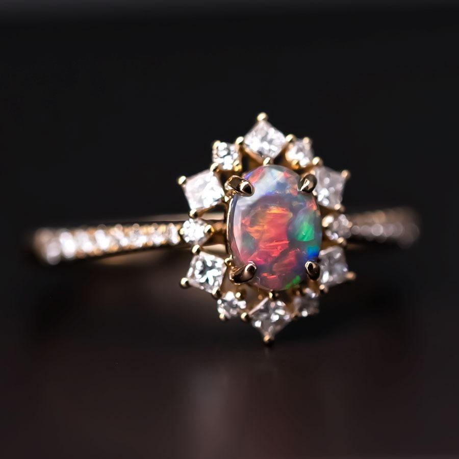 Prinzessinnen-Diamant-Halo-Verlobungsring mit australischem Schwarz-Opal 18K Gelbgold.


Kostenloser Inlandsversand mit USPS First Class! Kostenlose Geschenktüte oder -box zu jeder Bestellung!

Der Opal, die Königin der Edelsteine, ist einer der