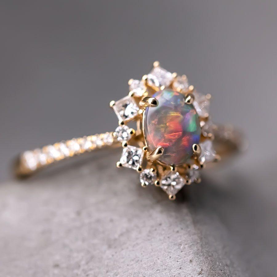 Prinzessin-Diamant-Halo-Verlobungsring mit schwarzem Opal 18K Gelbgold (Arts and Crafts)