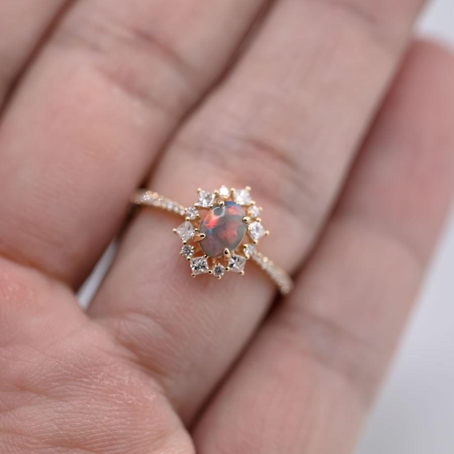 Prinzessin-Diamant-Halo-Verlobungsring mit schwarzem Opal 18K Gelbgold (Carréschliff)