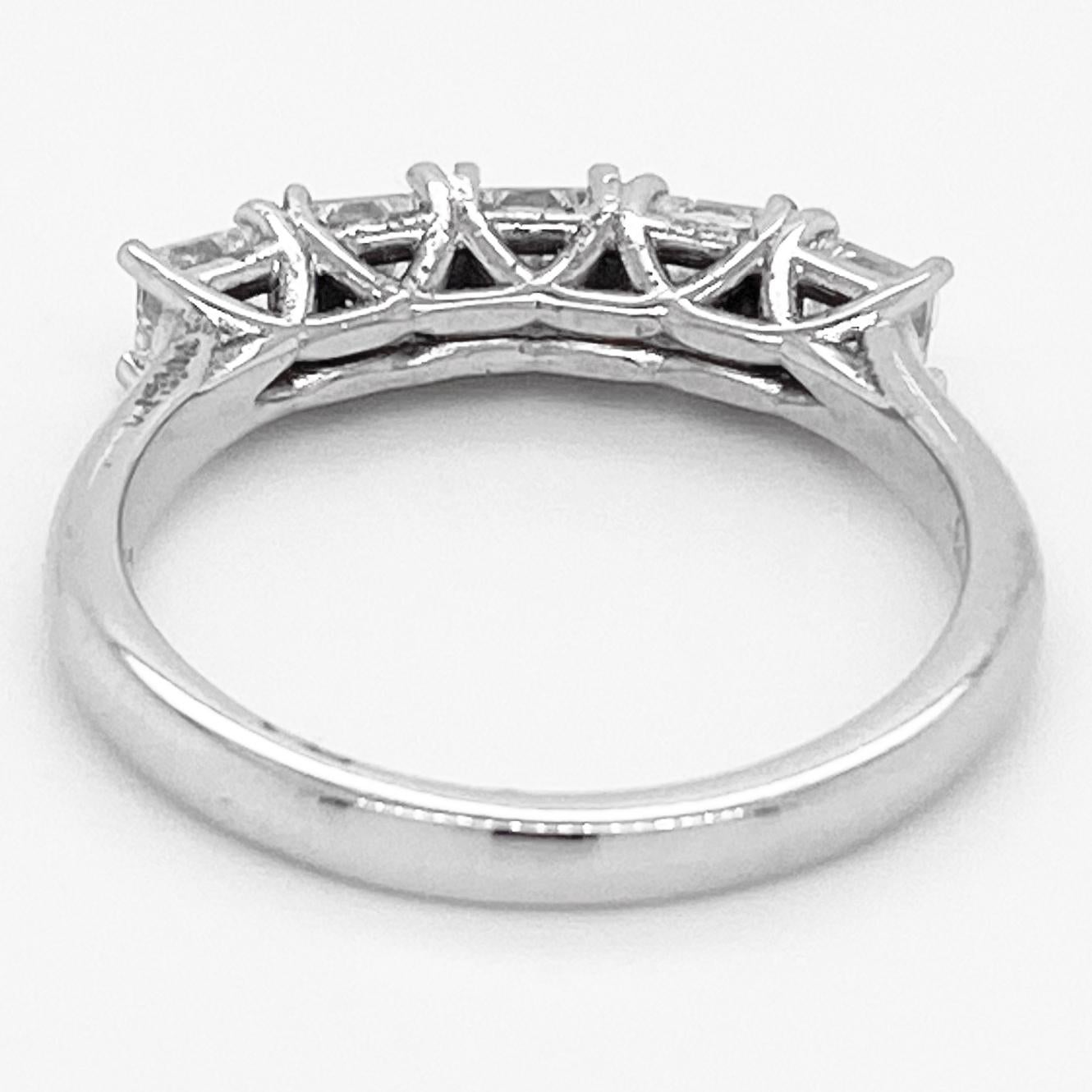Prinzessin-Diamant-Ring, Halb Unendlichkeit 0,85 Karat Diamant Prinzessin-Ehering im Zustand „Neu“ im Angebot in Austin, TX