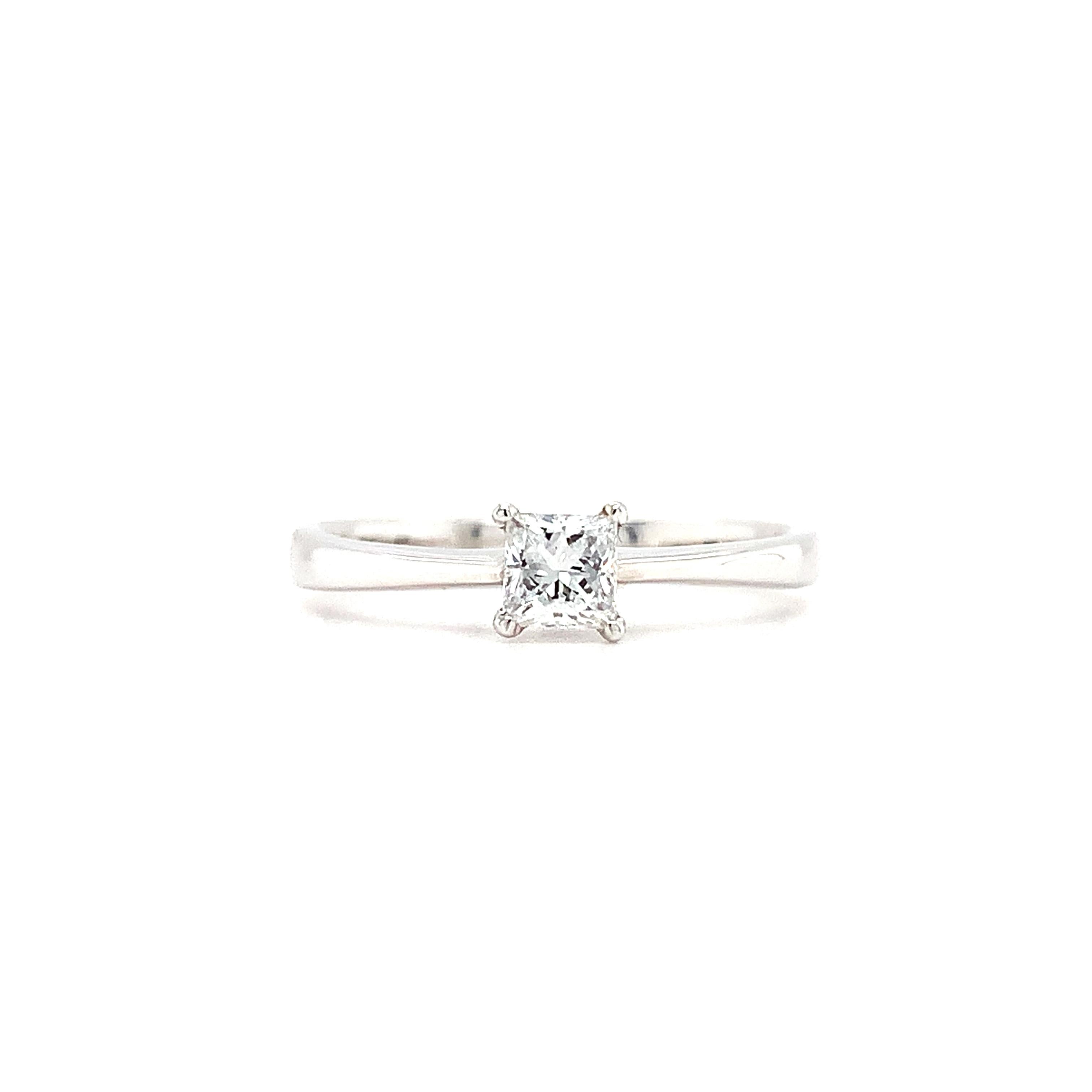 Modern Princess diamond solitaire engagement ring 18k white gold For Sale