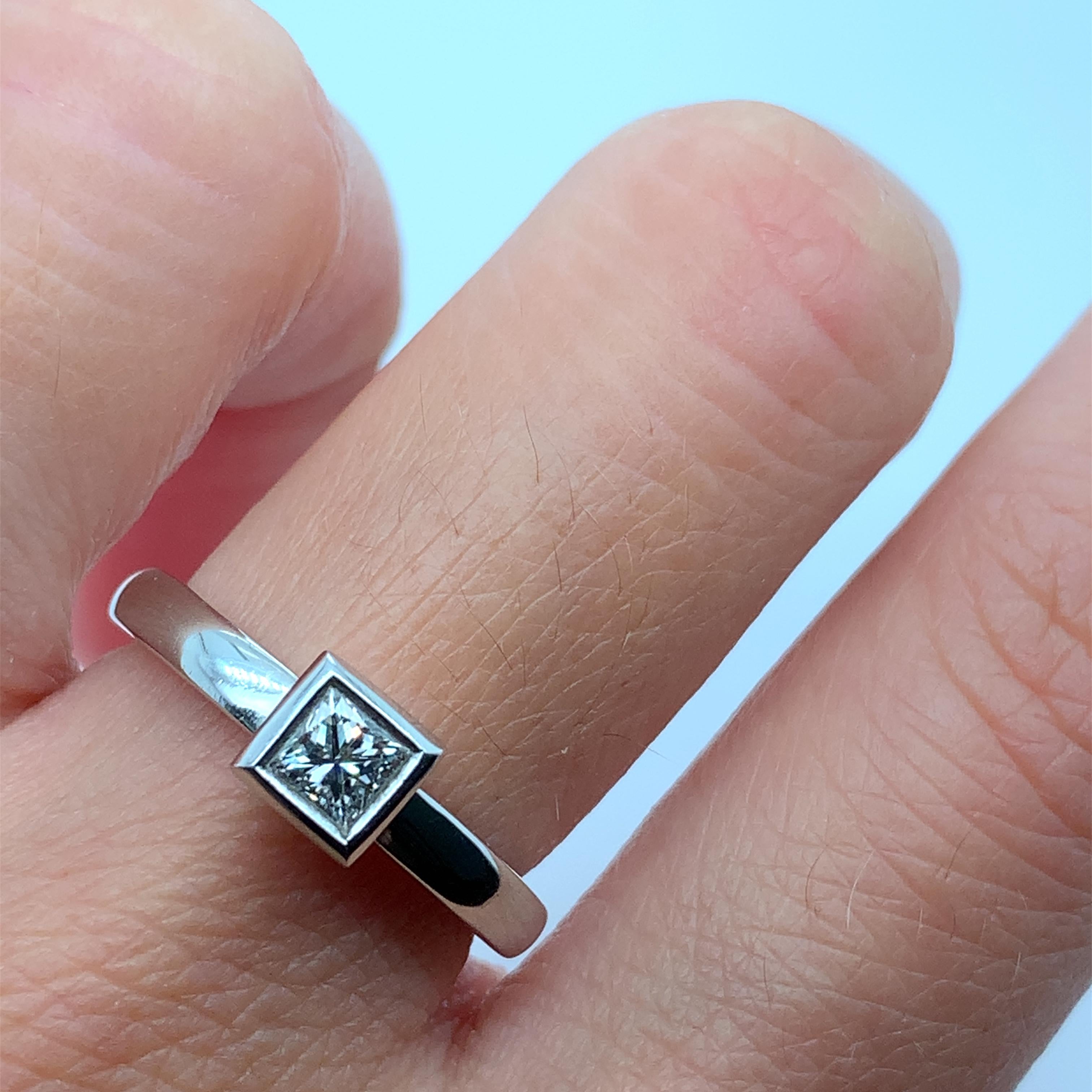 
Bague de fiançailles solitaire en platine avec diamant princesse de 0,35ct.

Bague de fiançailles classique en platine avec solitaire en diamant carré princesse.

Bracelet en platine avec bague solitaire en diamant princesse de forme carrée.

Poids