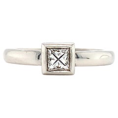 Anillo de compromiso solitario diamante princesa platino