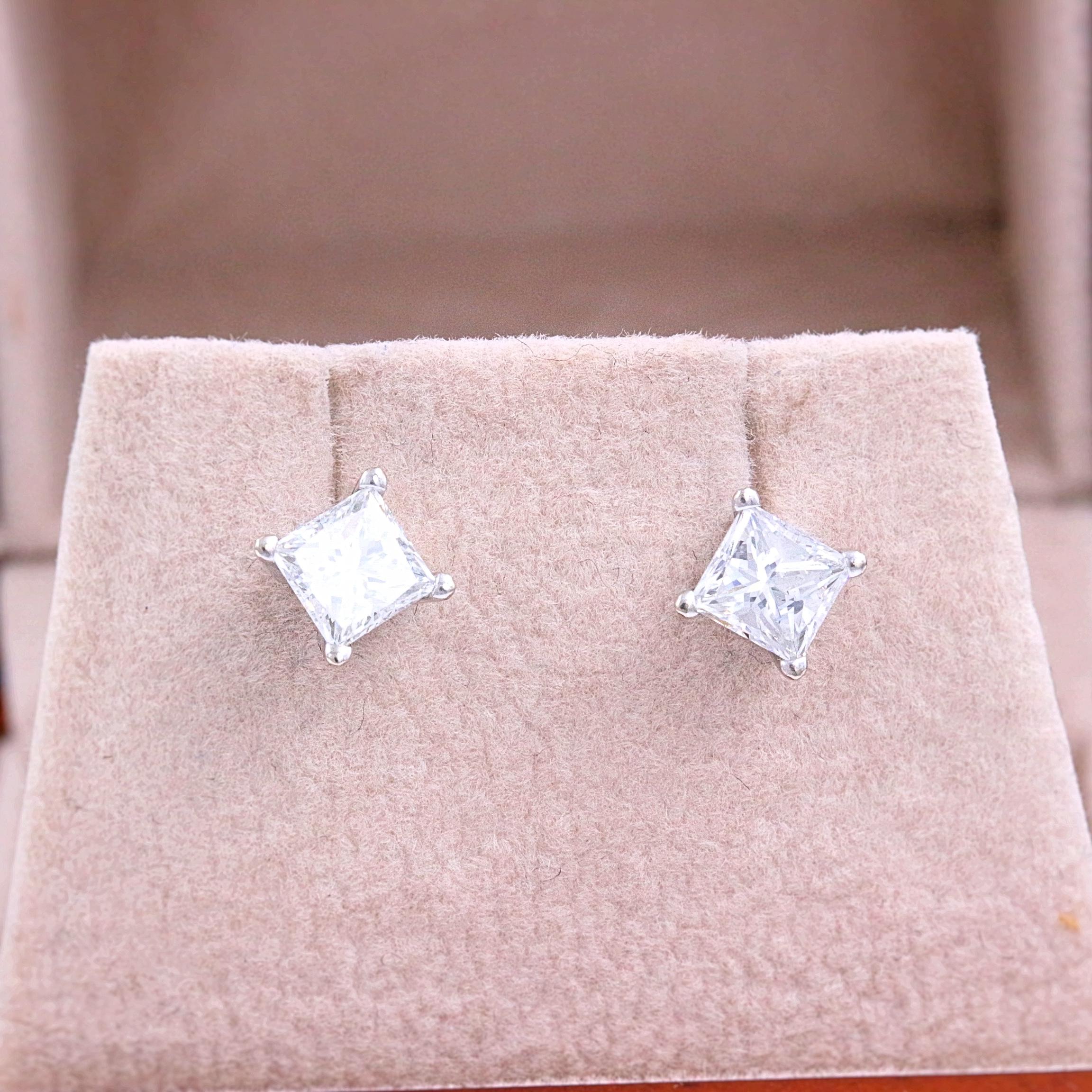 Princess Diamond Solitaire Stud Earrings 1.09 Carat 18 Karat Gold Certificate In Excellent Condition For Sale In San Diego, CA