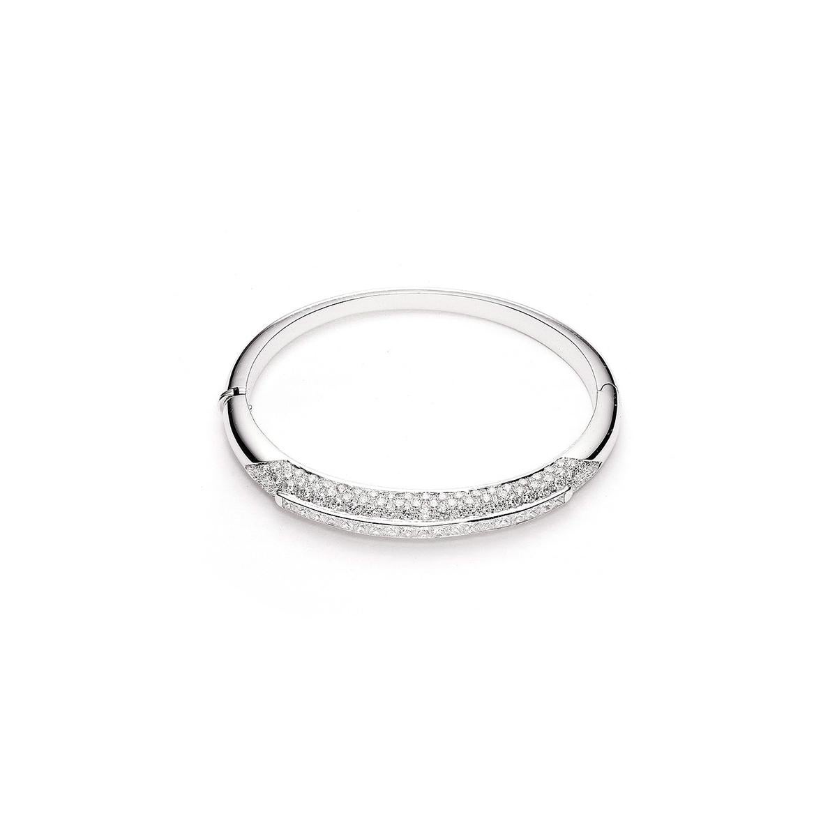 Bangle in 18kt white gold set with 19 princess cut diamonds 1.90 cts and 134 diamonds 2.70 cts

Inner circumference: Approximately 16.64 centimeters ( 6.55 inches)

Total weight: 23.17 grams.

Width on the top: 0.6 centimeters ( 0.24 inches).