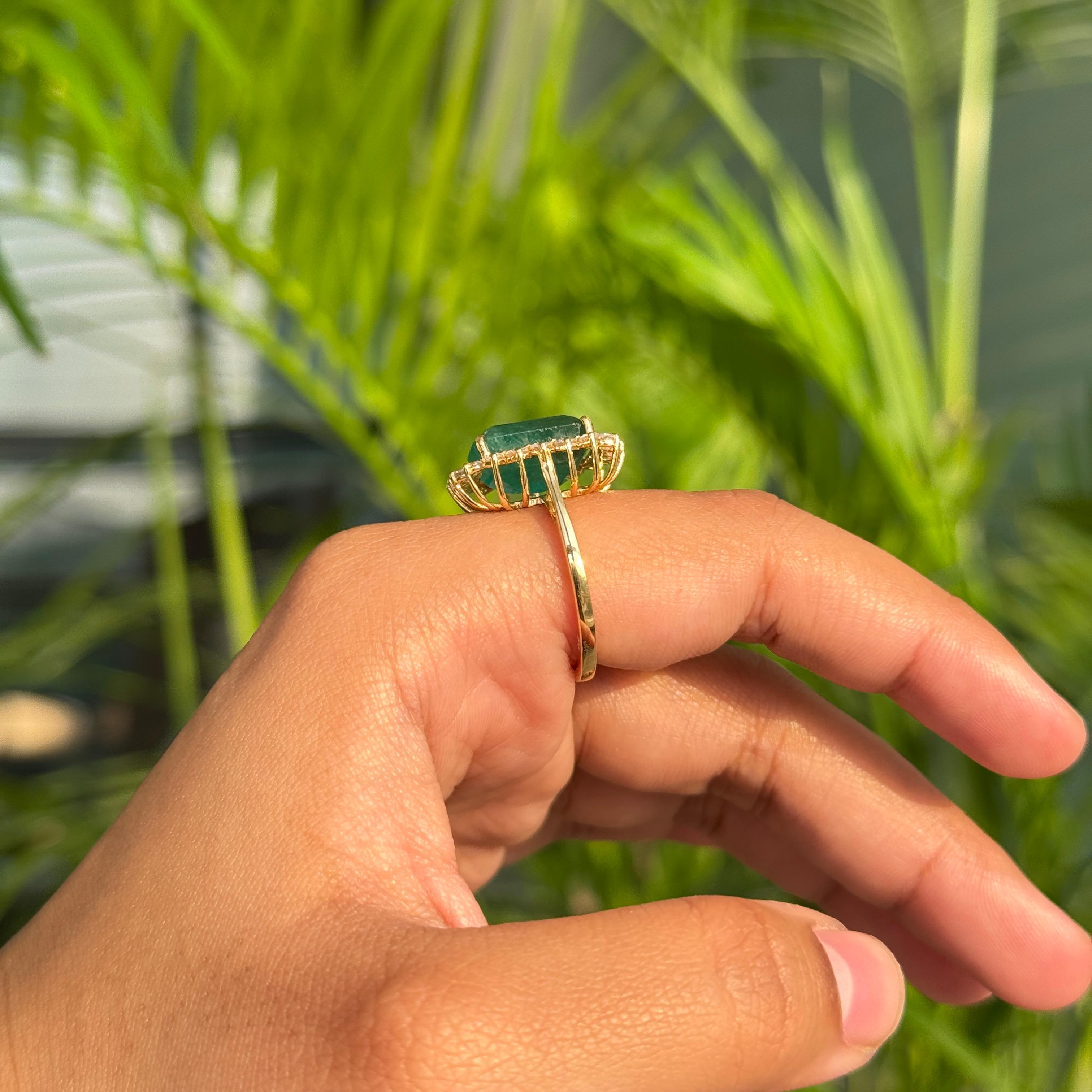 En venta: Anillo Halo de Esmeraldas y Diamantes de Oro Amarillo de 18 quilates inspirado en la Princesa Diana de 7,22 quilates  12