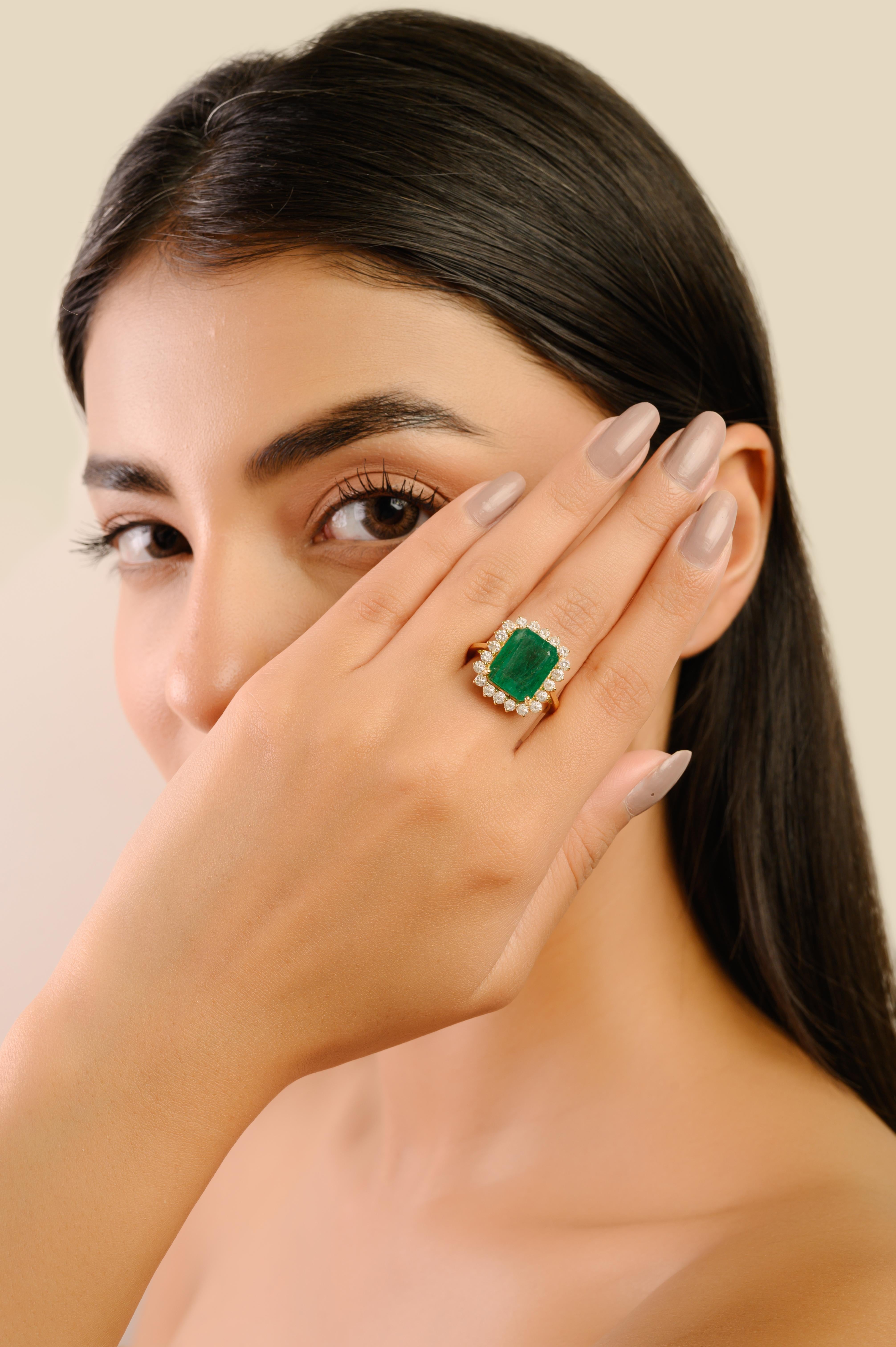 En venta: Anillo Halo de Esmeraldas y Diamantes de Oro Amarillo de 18 quilates inspirado en la Princesa Diana de 7,22 quilates  3