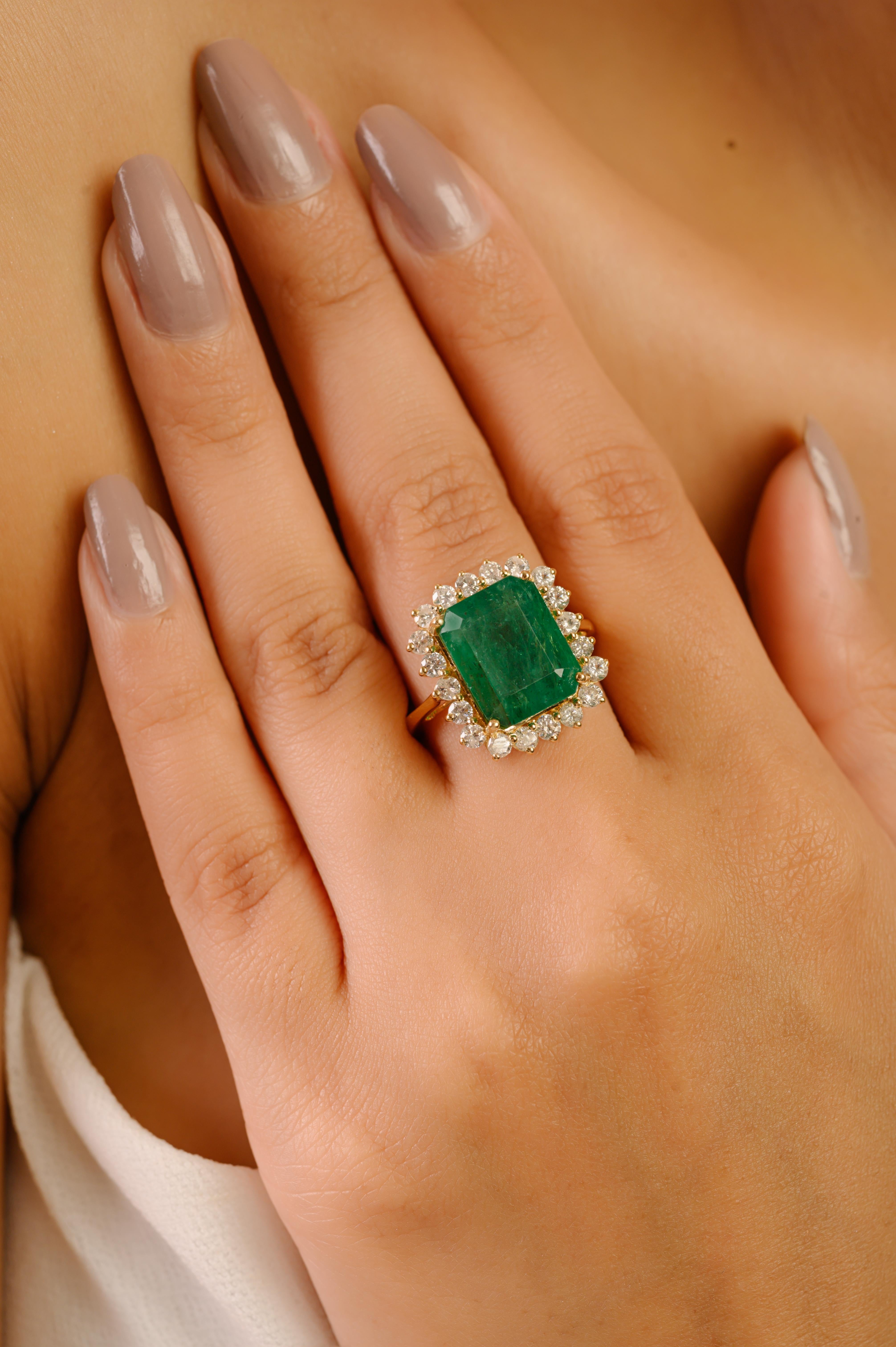 En venta: Anillo Halo de Esmeraldas y Diamantes de Oro Amarillo de 18 quilates inspirado en la Princesa Diana de 7,22 quilates  5