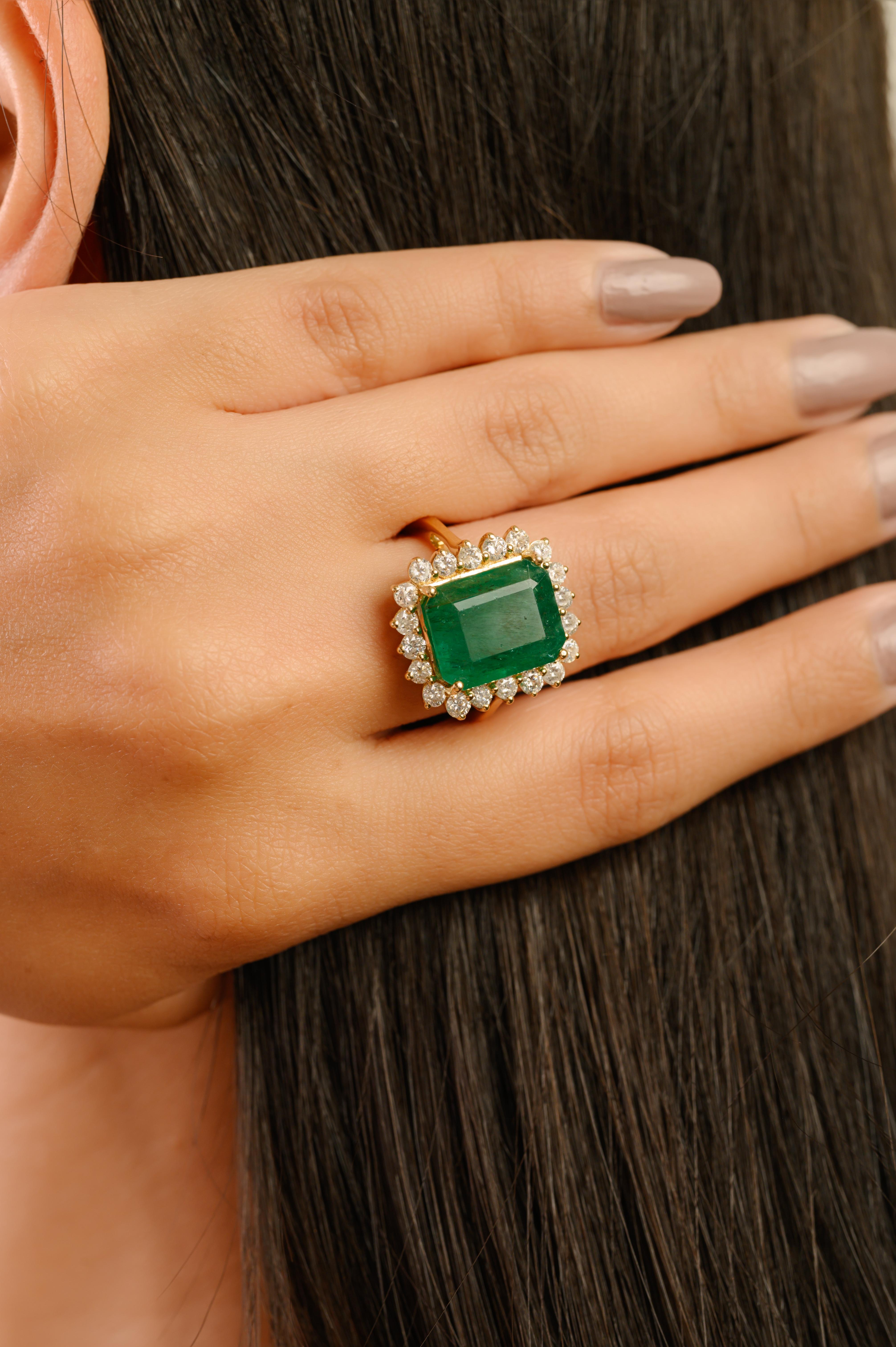 En venta: Anillo Halo de Esmeraldas y Diamantes de Oro Amarillo de 18 quilates inspirado en la Princesa Diana de 7,22 quilates  7