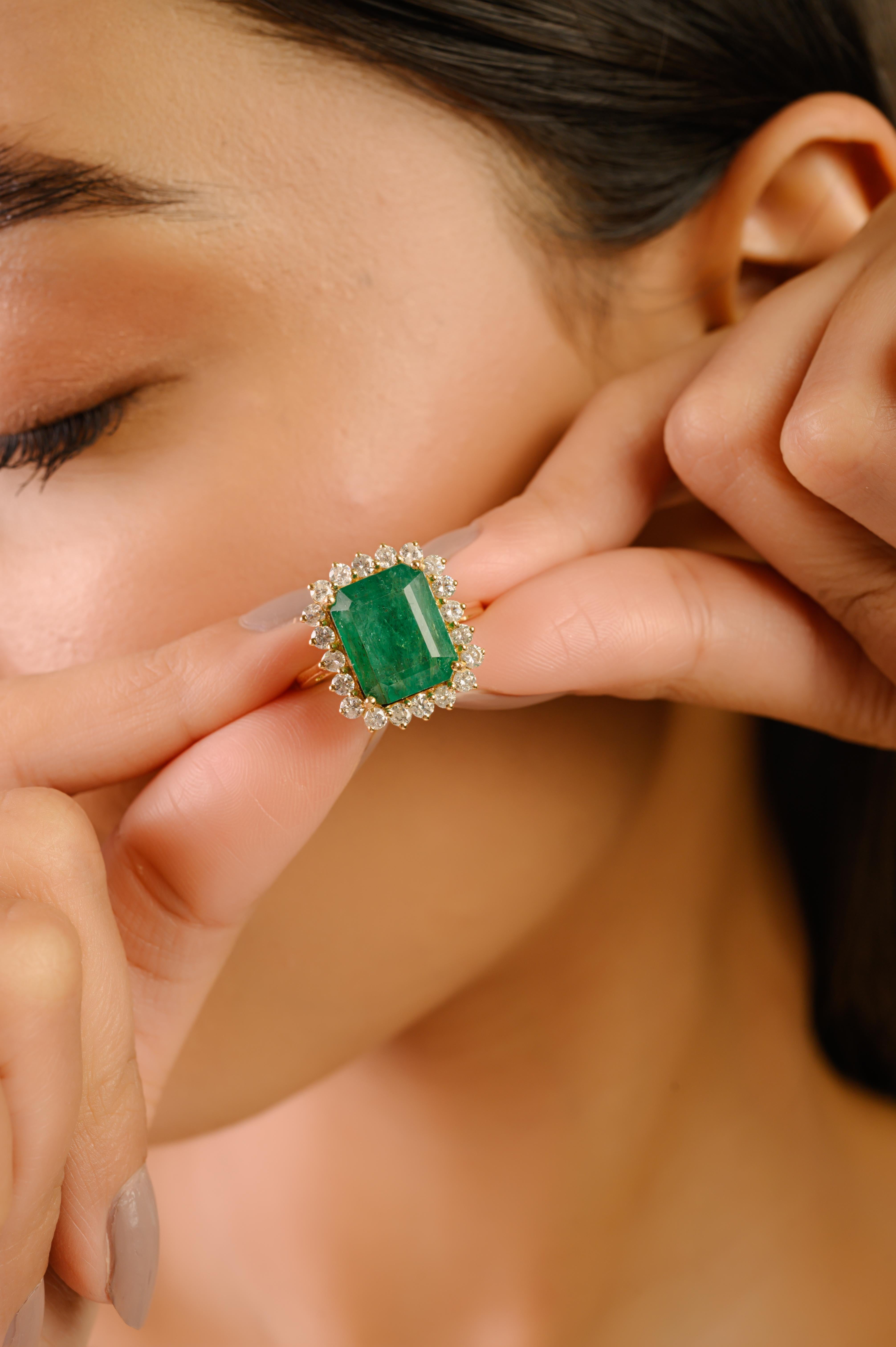 En venta: Anillo Halo de Esmeraldas y Diamantes de Oro Amarillo de 18 quilates inspirado en la Princesa Diana de 7,22 quilates  9