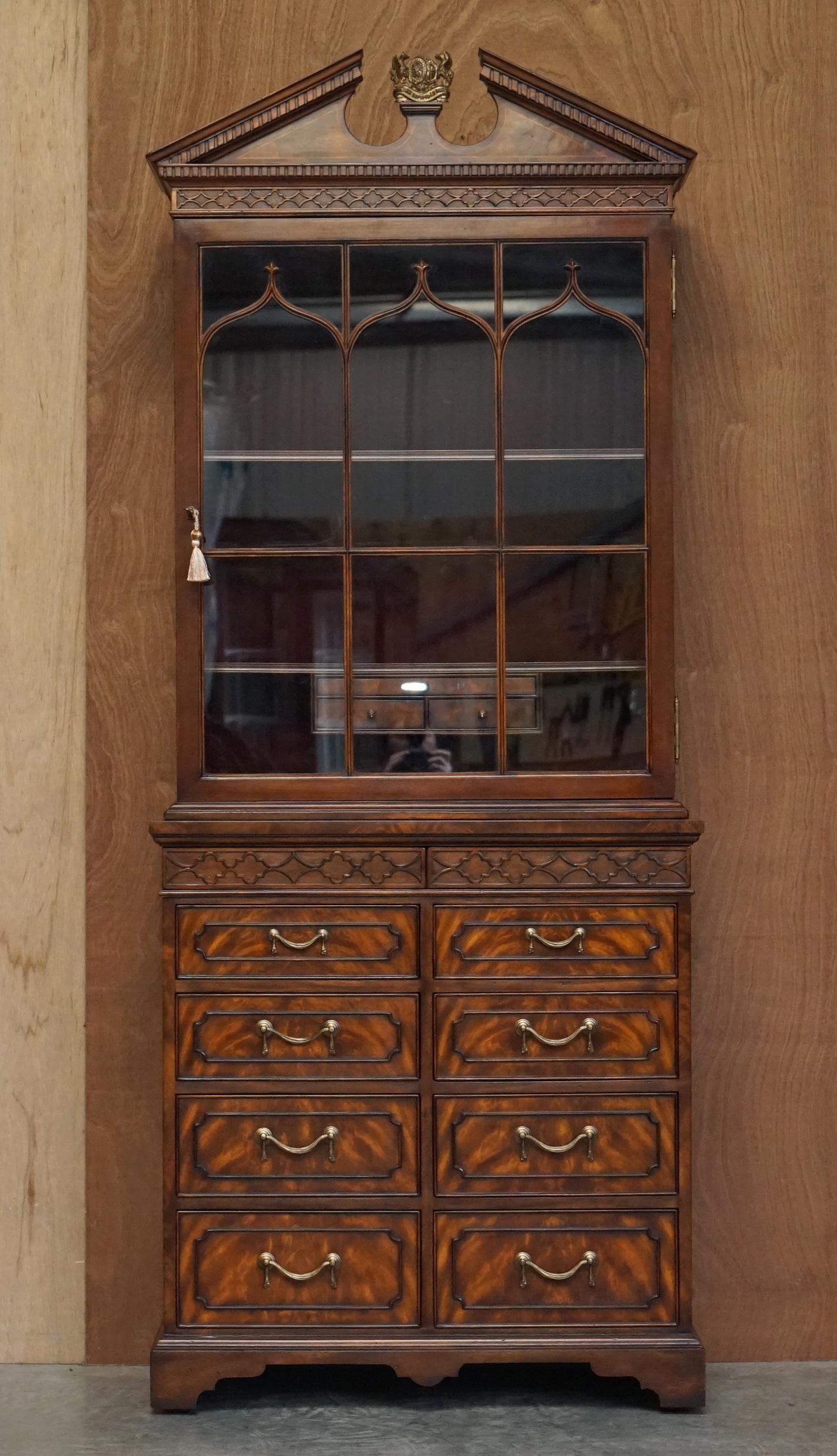 Wir freuen uns, dieses sehr seltene, inzwischen eingestellte Thomas Chippendale Library Bücherregal zum Verkauf anbieten zu können. Es ist eine exakte, autorisierte Kopie eines Regals aus dem Haus von Prinzessin Dianas Familie, dem Althorp Estate,