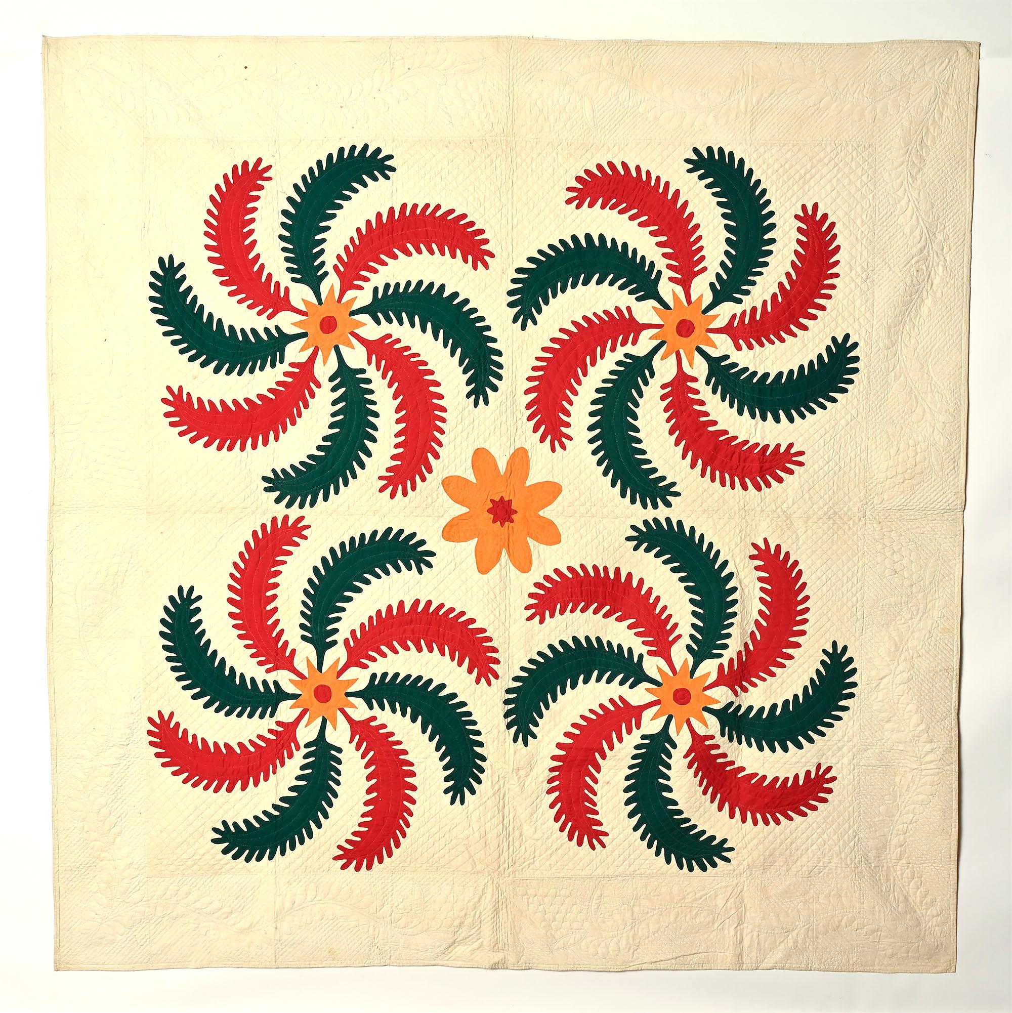 Hier ist ein kühner Prinzessinnen-Feder-Quilt, ganz in Unifarben und in jeder Hinsicht gut gemacht. Die roten und grünen Federn werden durch orangefarbene Zentren und eine ähnliche orangefarbene Blume in der Mitte des Quilts ausgeglichen. Die