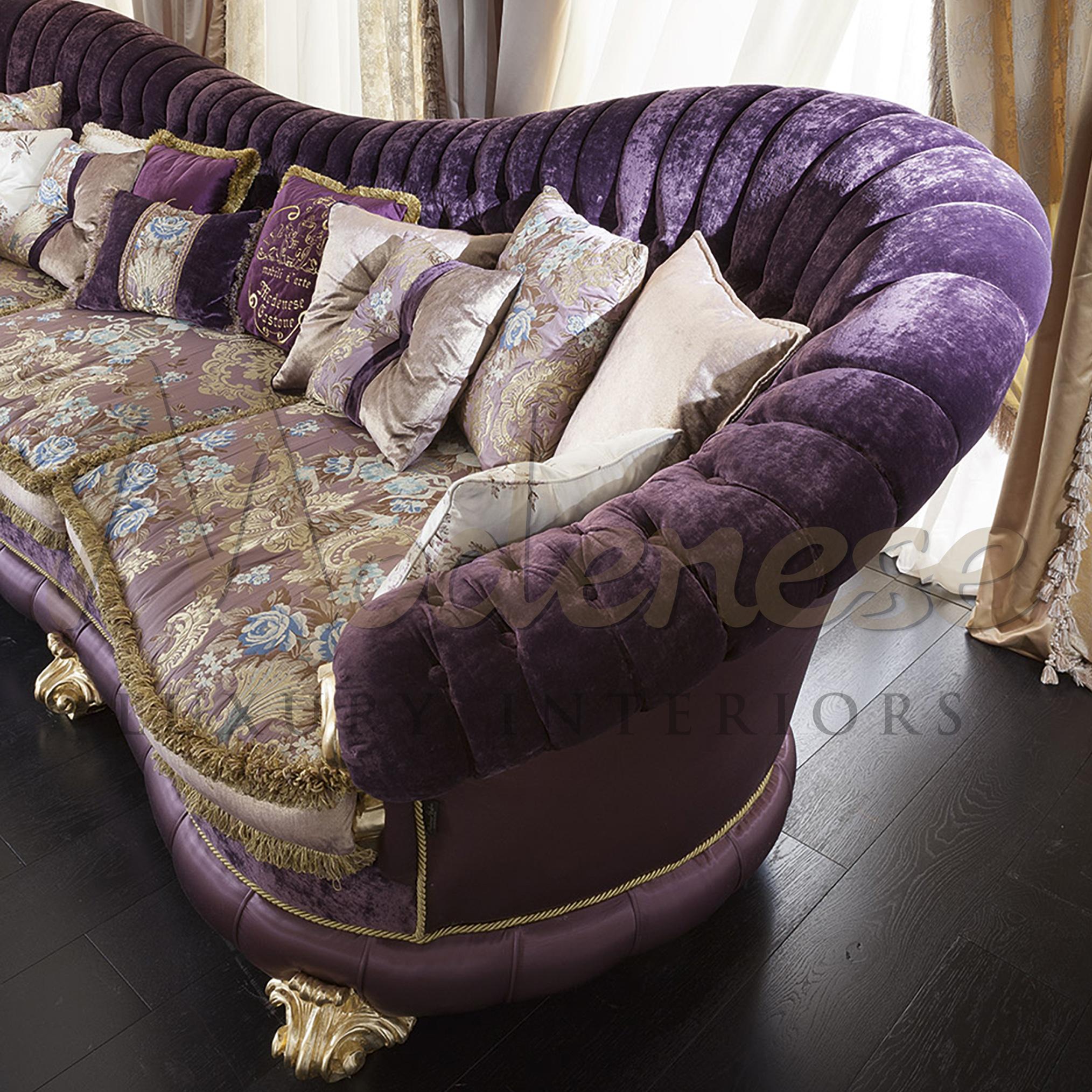 Néoclassique Canapé Princess Four Seater en velours violet Capitonne fabriqué en Italie en vente