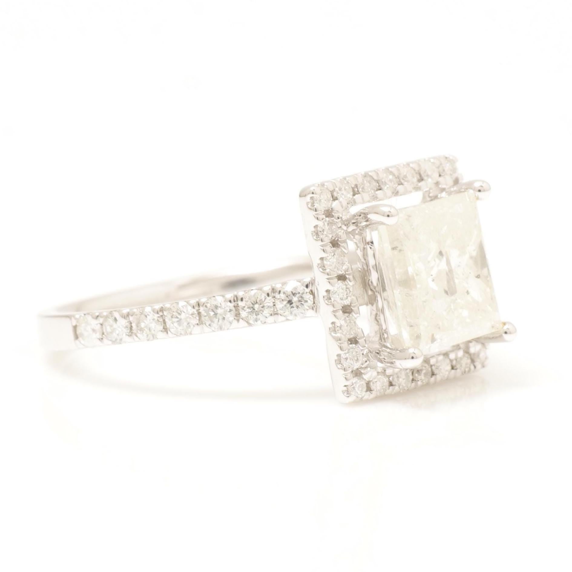 Taille princesse Bague en or massif 14k avec diamant solitaire en forme de halo de princesse (certifié) en vente