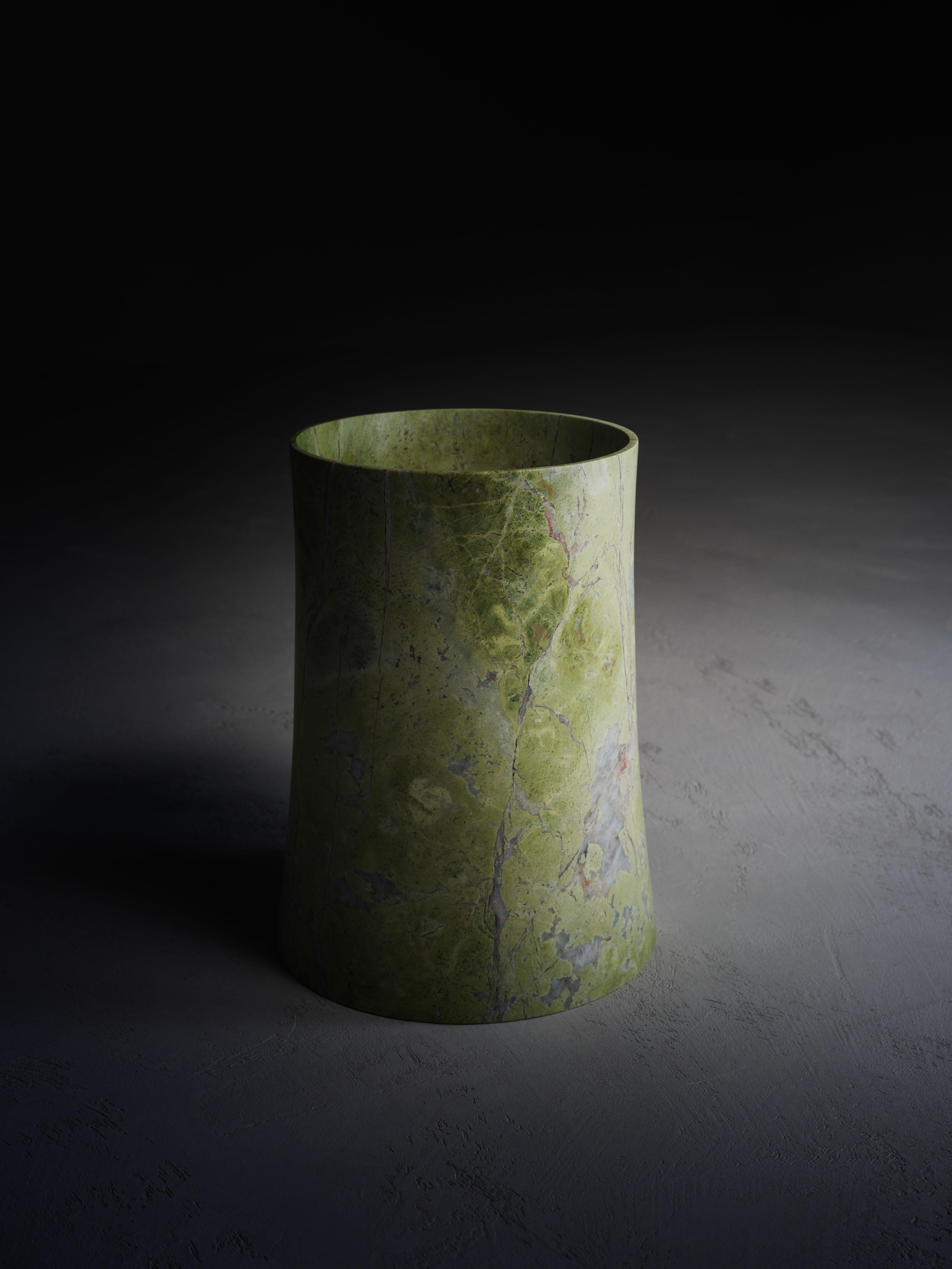 Vaso Princess L di Kreoo 
Disegnato da Christophe Pillet
Dimensioni: Ø 28 x H. 37 cm.
Materiali: Marmo Artik Green.

Disponibile in diverse opzioni di marmo e travertino. Disponibile in tre diverse dimensioni. Contattateci.

La gamma di accessori in