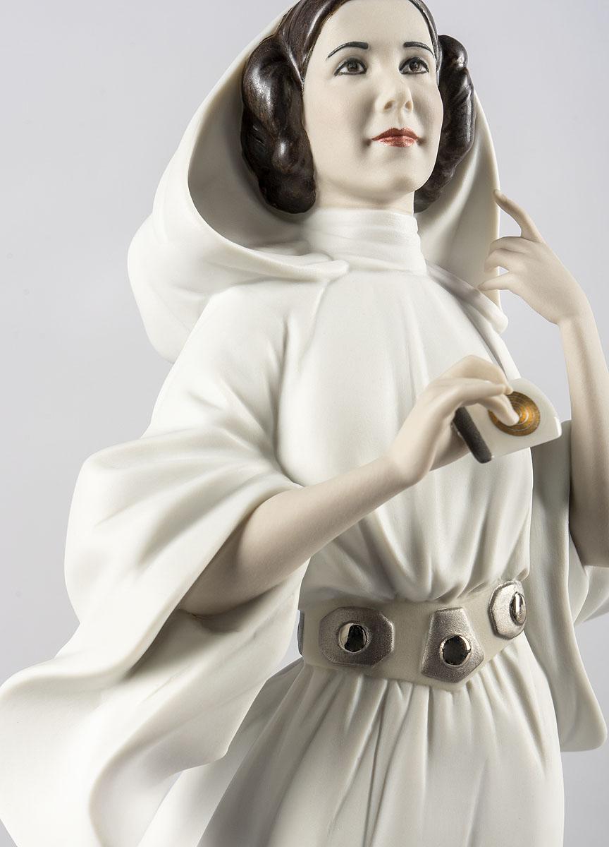Il protagonista della saga fantasy più famosa della storia è riprodotto fedelmente in questo pezzo di porcellana che farà sicuramente la gioia degli innumerevoli fan di Star Wars in tutto il mondo.

Rifinito in porcellana bianca opaca con tocchi