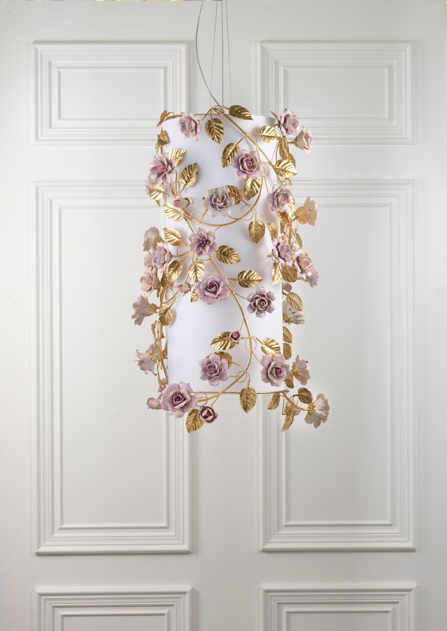 La lampada a sospensione Princess Margot di Villari è una celebrazione radiosa dell'arte italiana, dove l'eleganza senza tempo incontra la poesia della porcellana lavorata a mano. Interamente realizzato e meticolosamente dipinto a mano, ogni