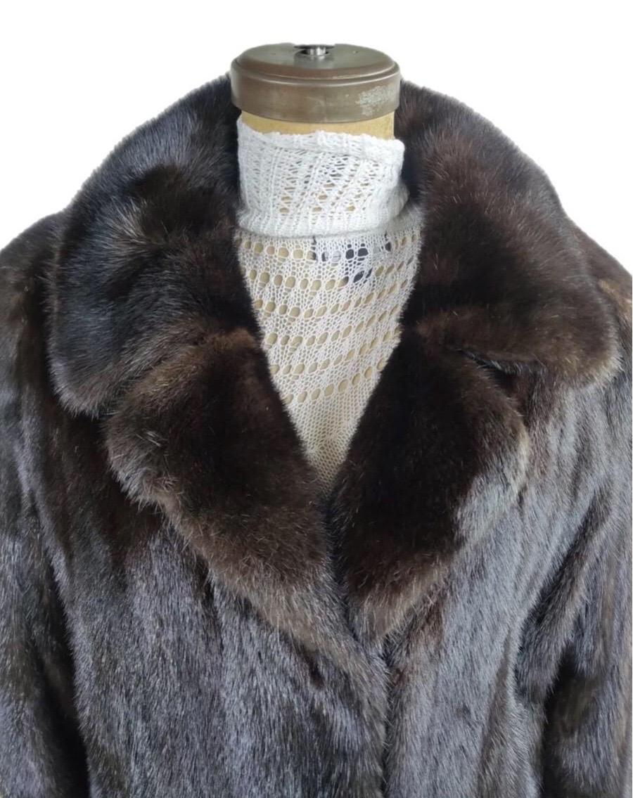 

Condizione: eccellente

Chiusura: ganci e occhielli

Colore: Mogano scuro

Materiale: Visone Ranch

Tipo di capo: Cappotto di media lunghezza

Maniche: Maniche a soffietto

Tasche: Due tasche laterali

Colletto: Sartoriale

Fodera: Raso di seta