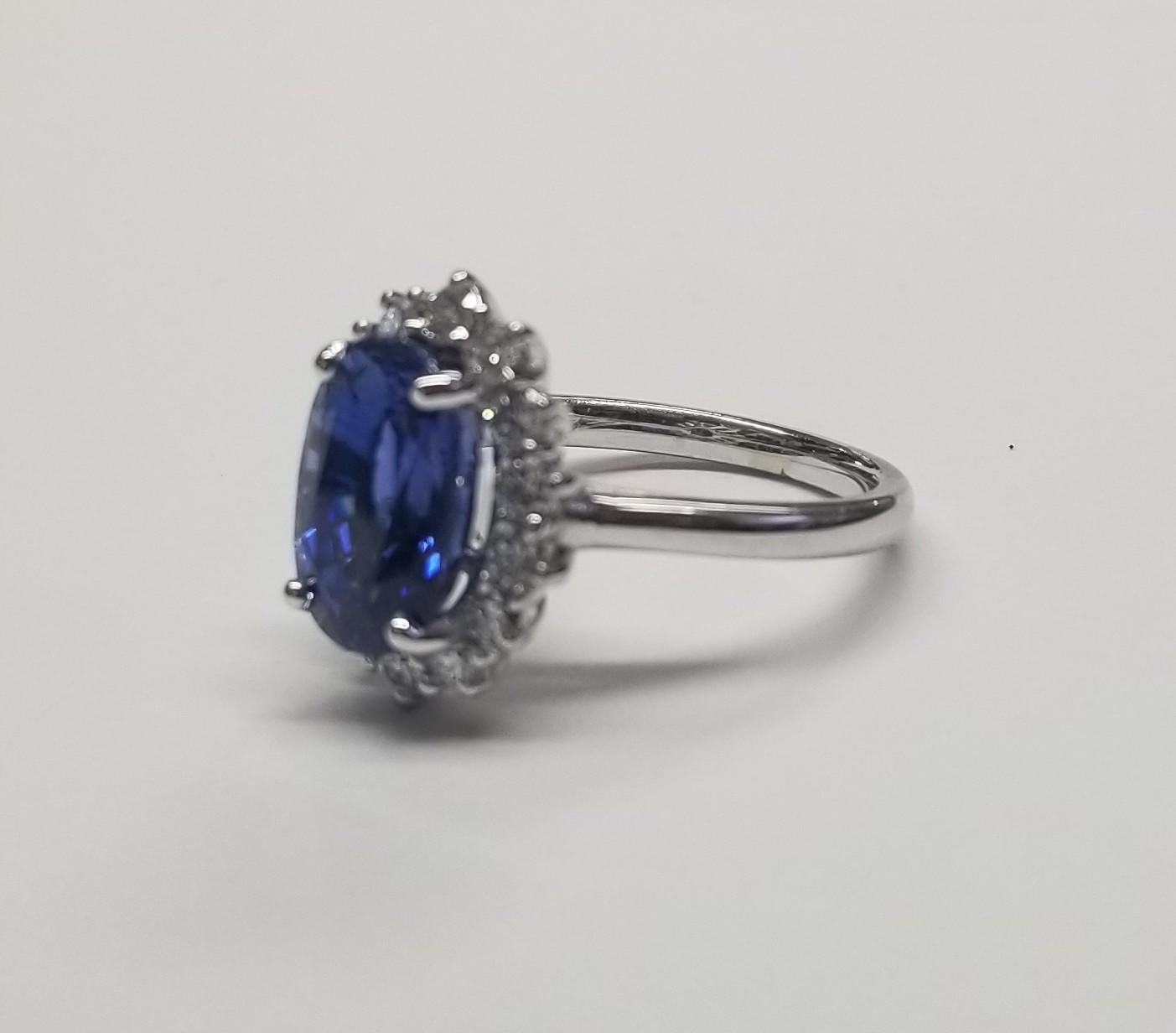 Bague en or blanc 14k GIA Certified Sapphire Oval Shape Cut et diamant, contenant 1 coupe de forme ovale  pesant 53,00cts. et 14 diamants ronds de pleine taille de très belle qualité pesant .66pts.  Cette bague est de taille 7 mais nous pouvons