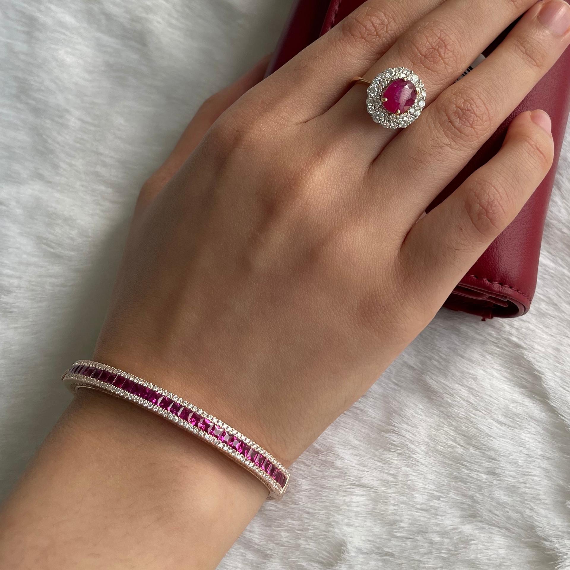 Elegante braccialetto in oro rosa 18 carati con un'elegante fila di canali incastonati,
rubini di qualità con taglio a principessa su tutto il perimetro. Completato su entrambi i lati da una delicata linea di diamanti, che fonde una raffinatezza