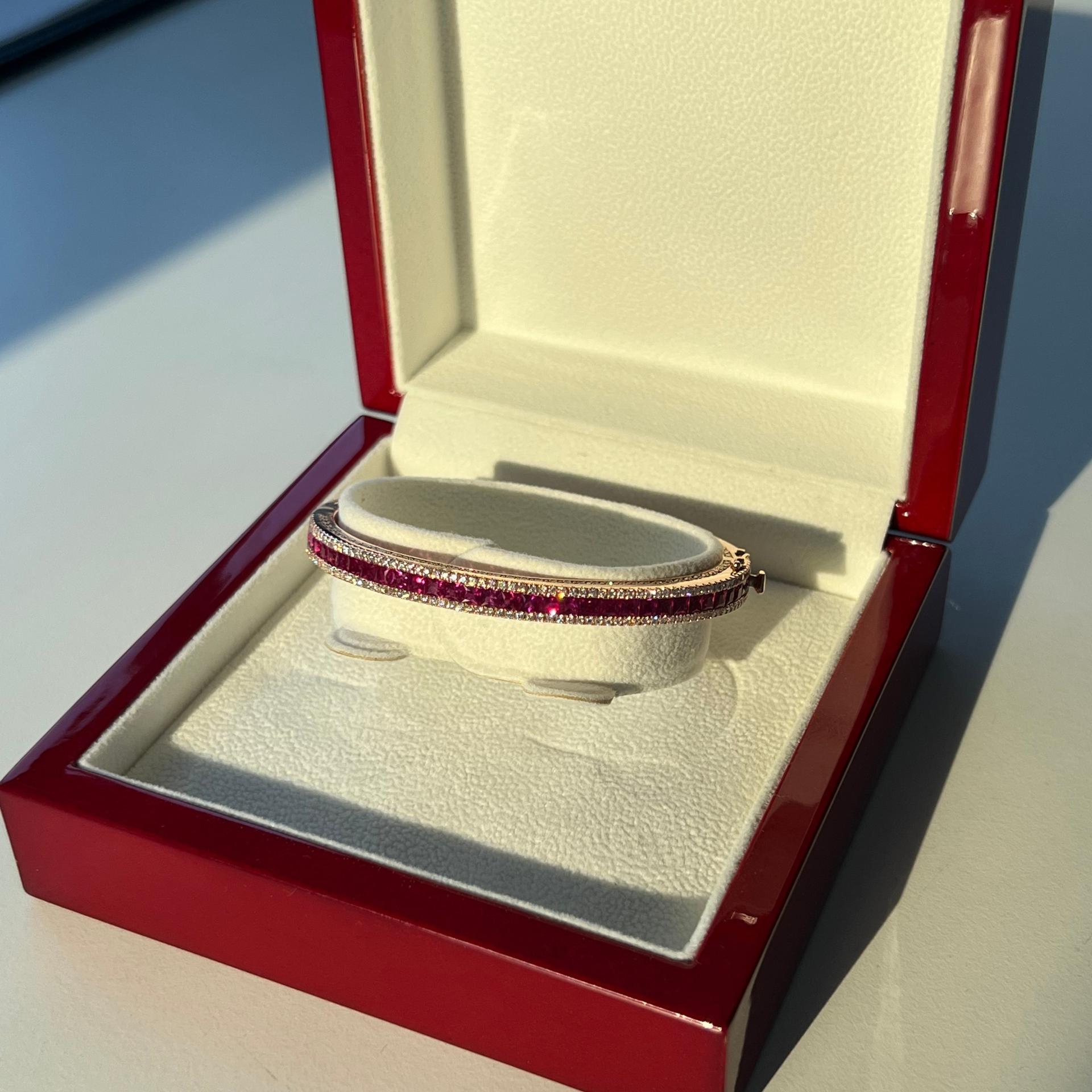 Contemporaneo Bangle con rubino e diamanti in oro 18 carati in vendita