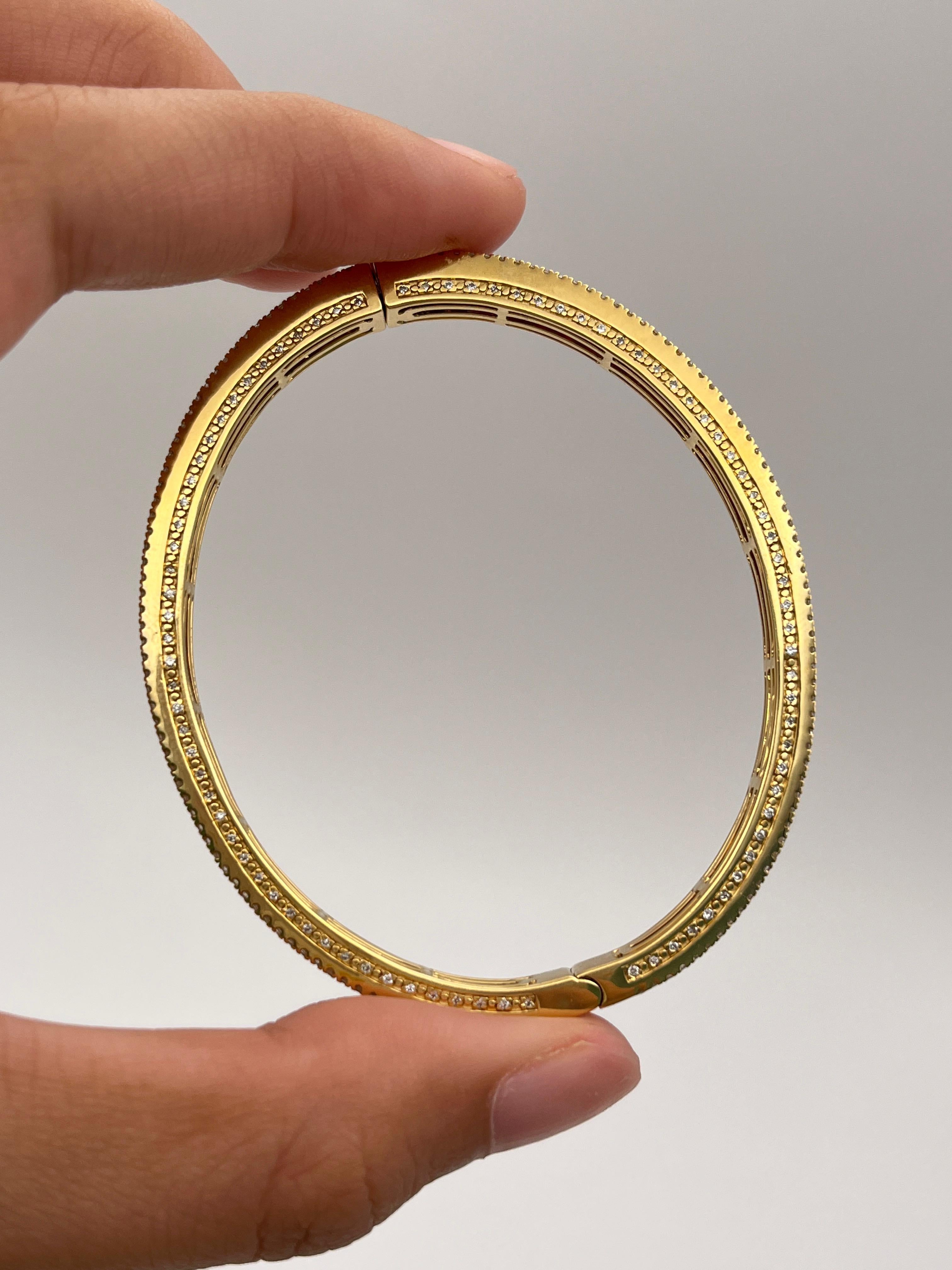 Donna Bangle con rubino e diamanti in oro 18 carati in vendita