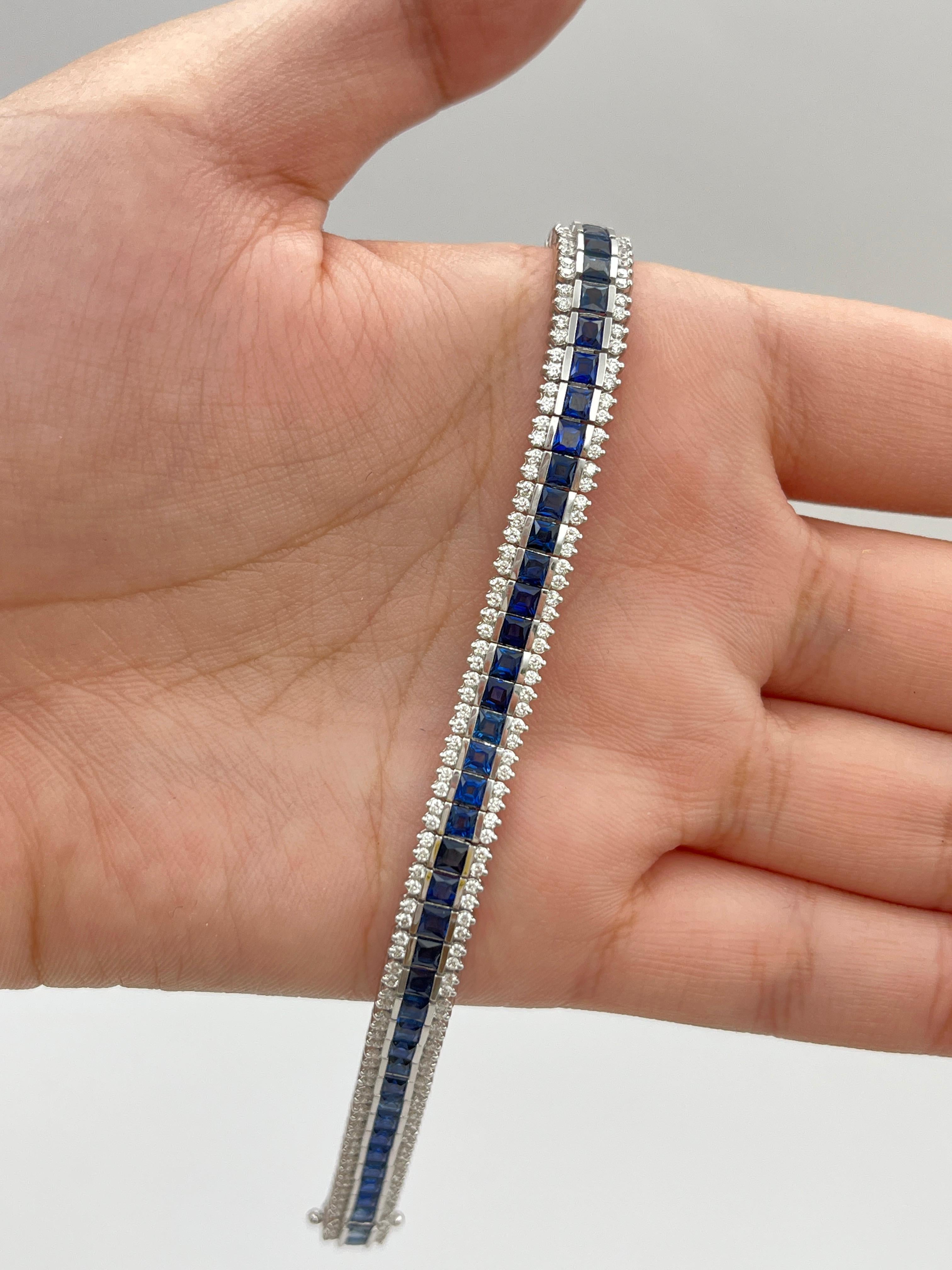 Eleva tu colección de joyas con esta exquisita pulsera princesa de zafiro en oro blanco de 18 quilates, elaborada a la perfección con un diseño atemporal. Con zafiros azules talla princesa engastados en canal, la pulsera está bellamente acentuada