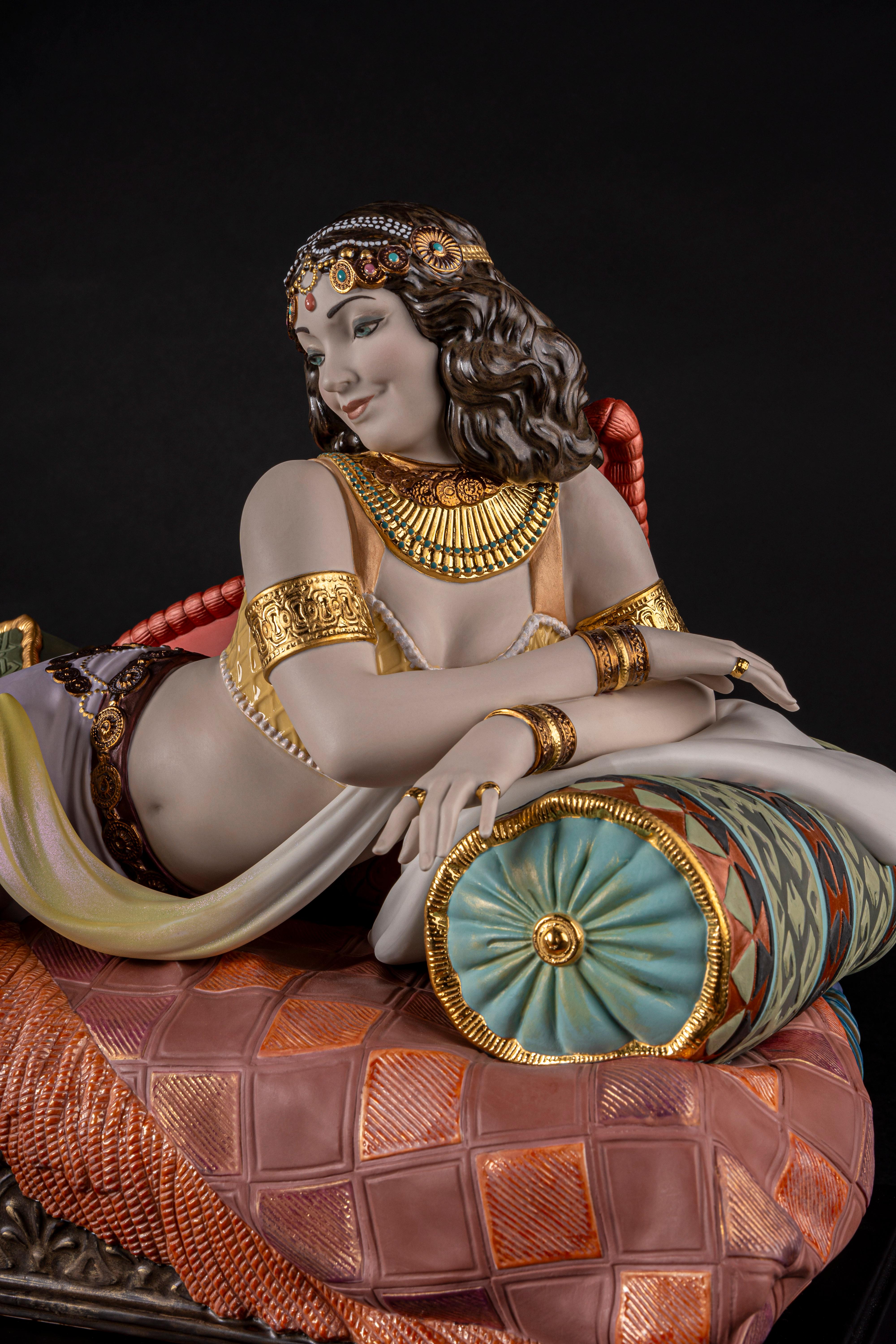 Porzellankreation, die die legendäre Prinzessin Scheherazade darstellt, die mythische Geschichtenerzählerin aus Tausendundeiner Nacht, die mit ihrer Schönheit und ihrer grenzenlosen Fantasie einen König in ihren Bann zu ziehen vermochte. Unter den
