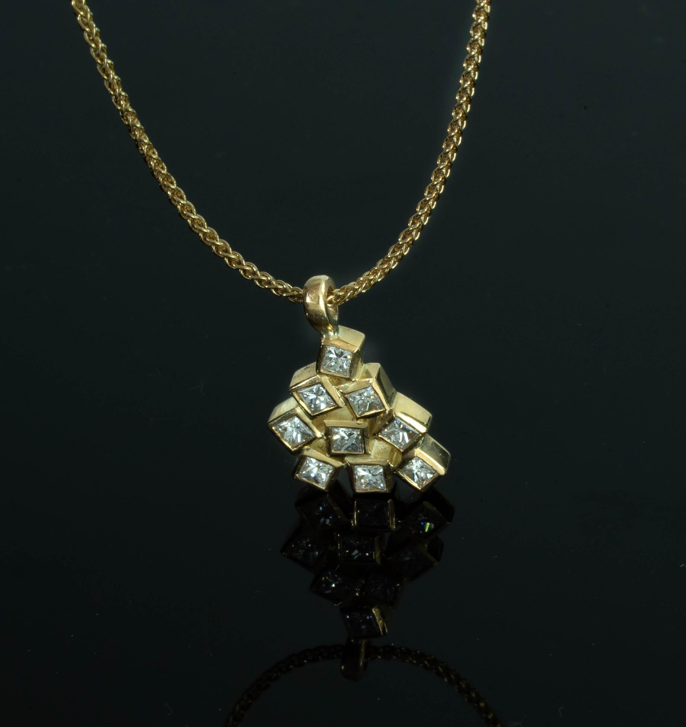 Princess VS Diamonds, 18 Karat Gold Pendant Geometric Pendant for Women 18 Karat In New Condition For Sale In Herzeliya, IL