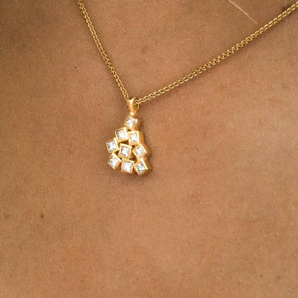Princess VS Diamonds, 18 Karat Gold Pendant Geometric Pendant for Women 18 Karat For Sale 1