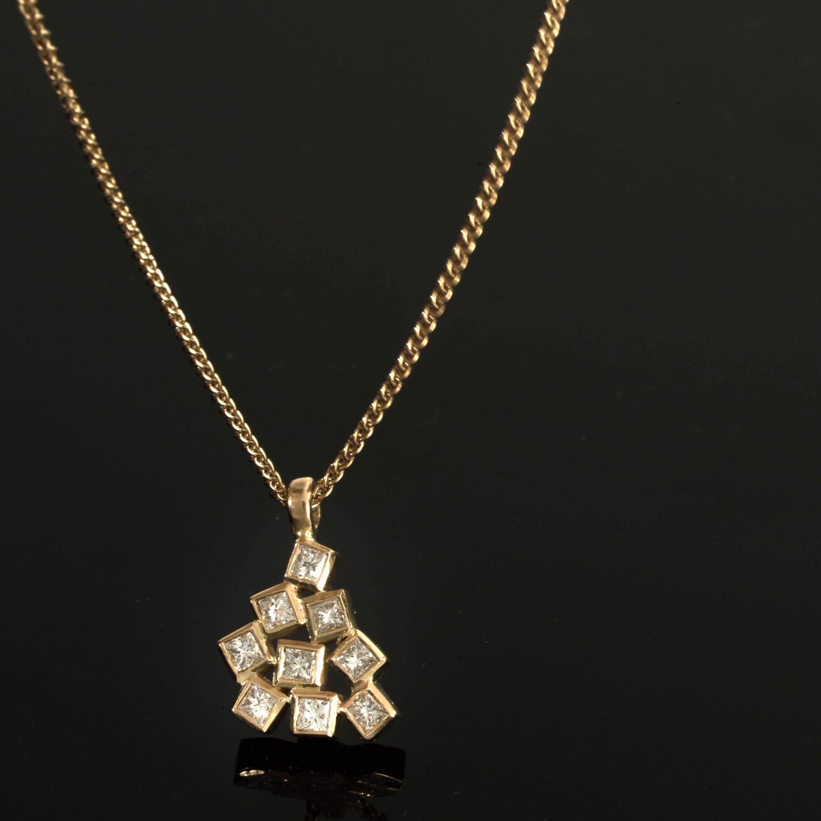 Contemporary Princess VS Diamonds Pendant + 18 Karat Gold Stud Earrings, Geometric Unique Set