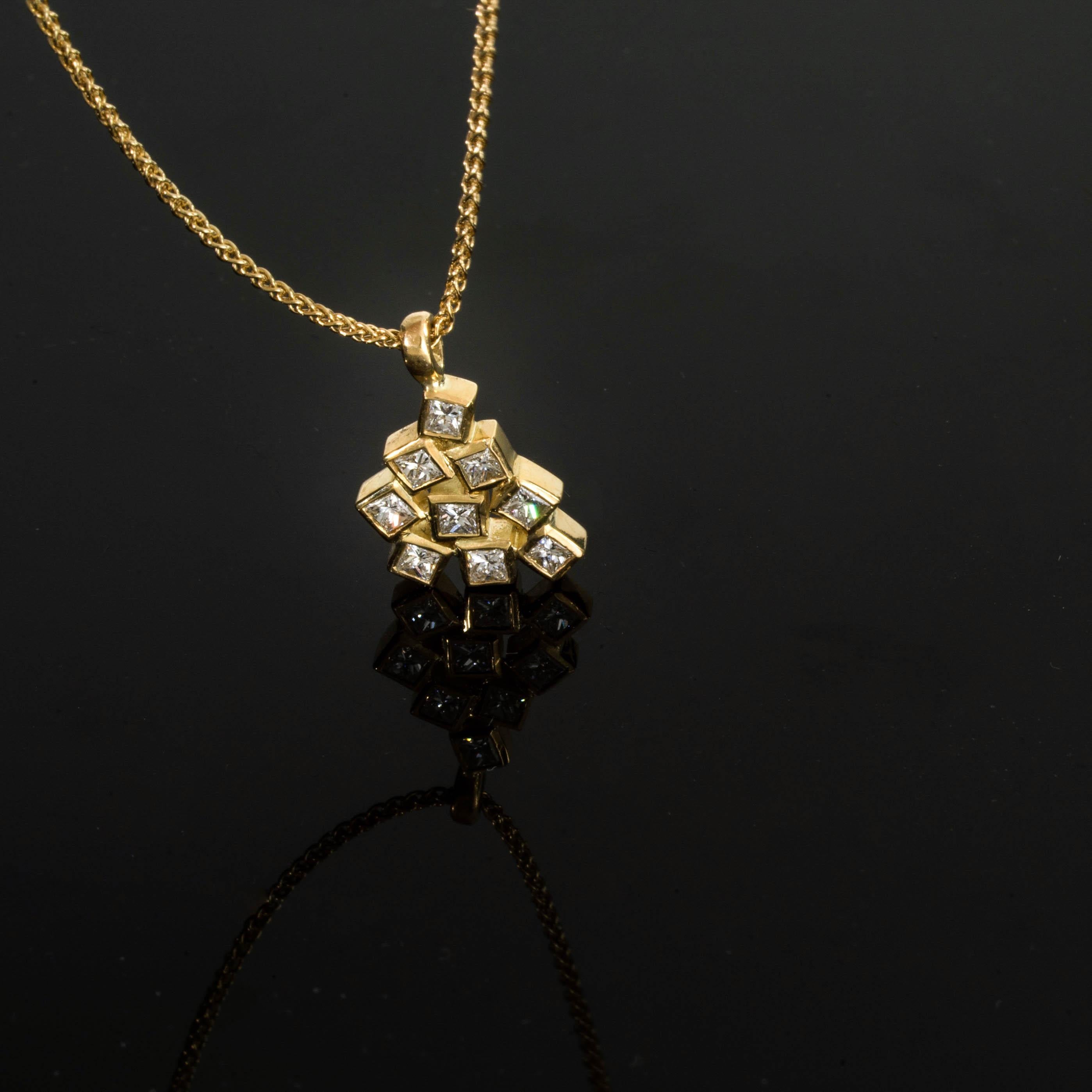 Princess VS Diamonds Pendant + 18 Karat Gold Stud Earrings, Geometric Unique Set In New Condition In Herzeliya, IL