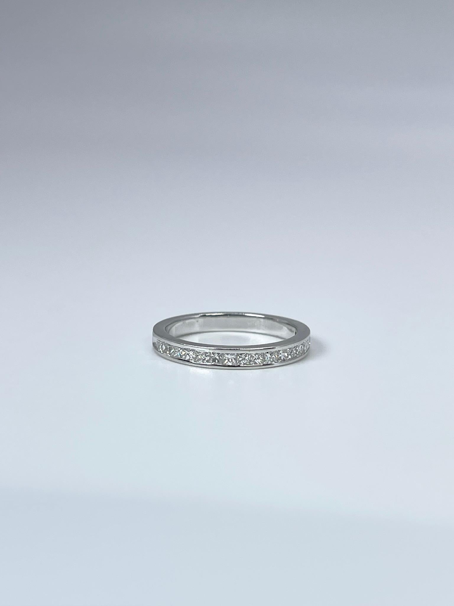 Diamond ring made in 14KT white gold.

GRAM WEIGHT: 2.10gr
METAL: 14KT white gold

NATURAL DIAMOND(S)
Cut: Princess cut
Color: G 
Clarity: SI 
Carat: 0.41ct
Size: 5 ( can be re-sized)
Item number: 110-00006 ETT


WHAT YOU GET AT STAMPAR