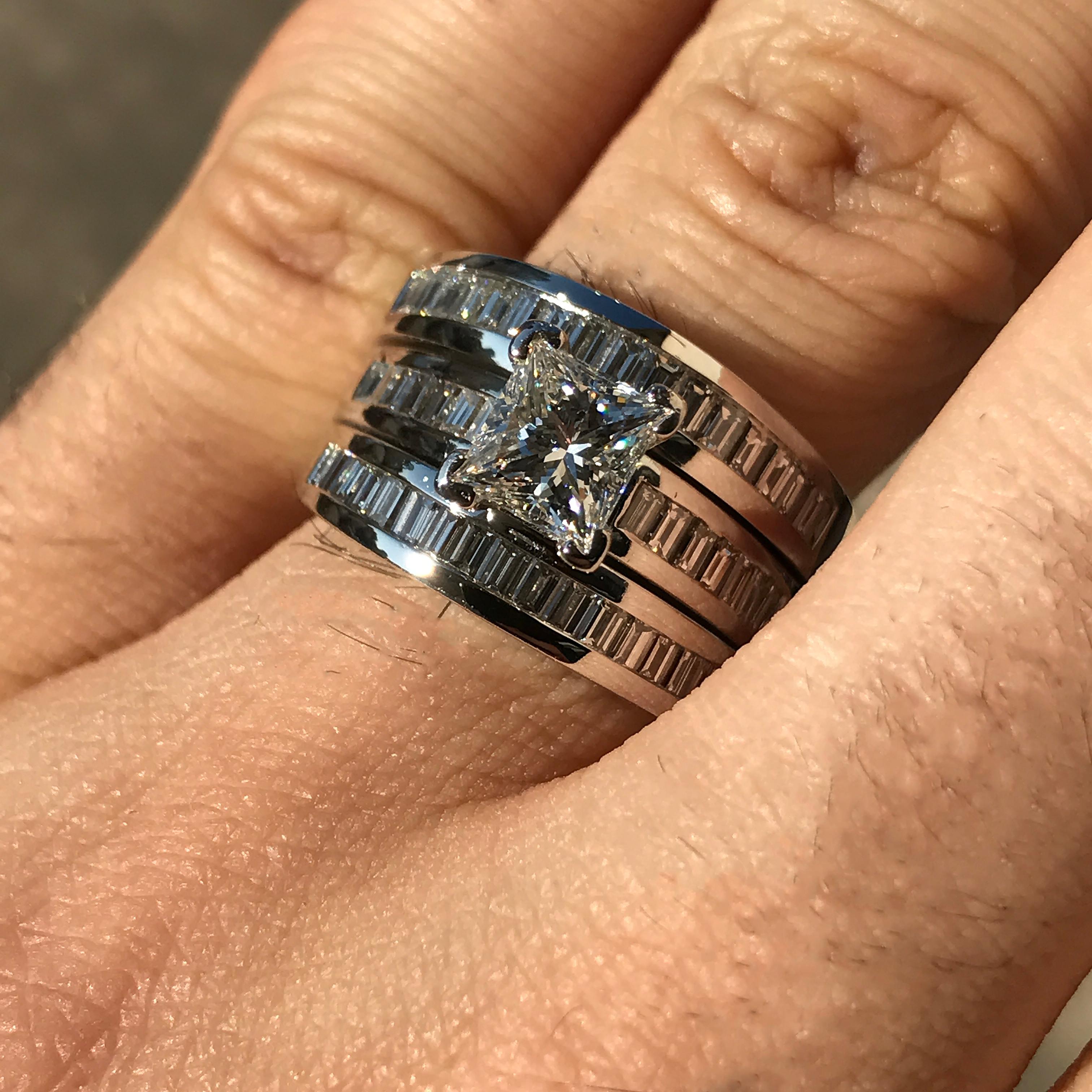 JW002-0300001

Der Ring wird auf Bestellung angefertigt und kann auch ohne den Mittelstein gekauft werden. Ich kann einen anderen Mittelstein liefern, der Ihrem Budget entspricht, wenn es höher oder niedriger ist. Sie können auch nur ein passendes