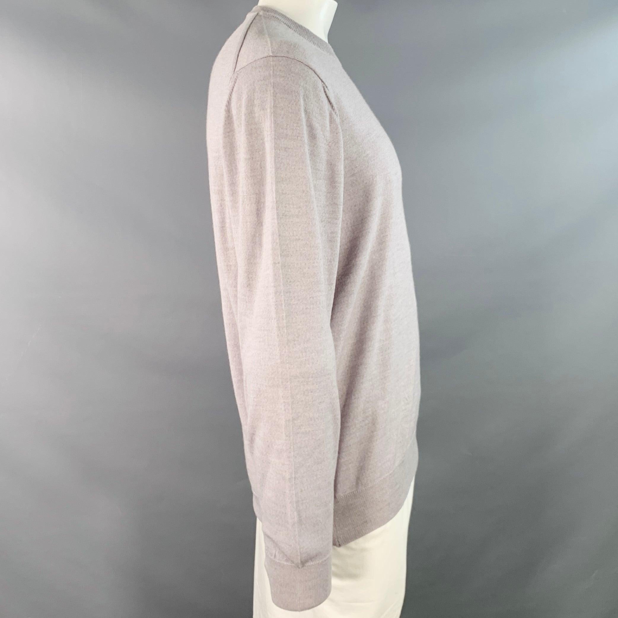 Maglione Pringle of Scotland
in lana merino extrafine grigio erica con bordi a costine, maniche lunghe e girocollo. Made in Italy.Ottime condizioni di usato. Lievi segni di usura. 

Contrassegnato:   L 

Misure: 
 
Spalla: 20 pollici Petto: 48