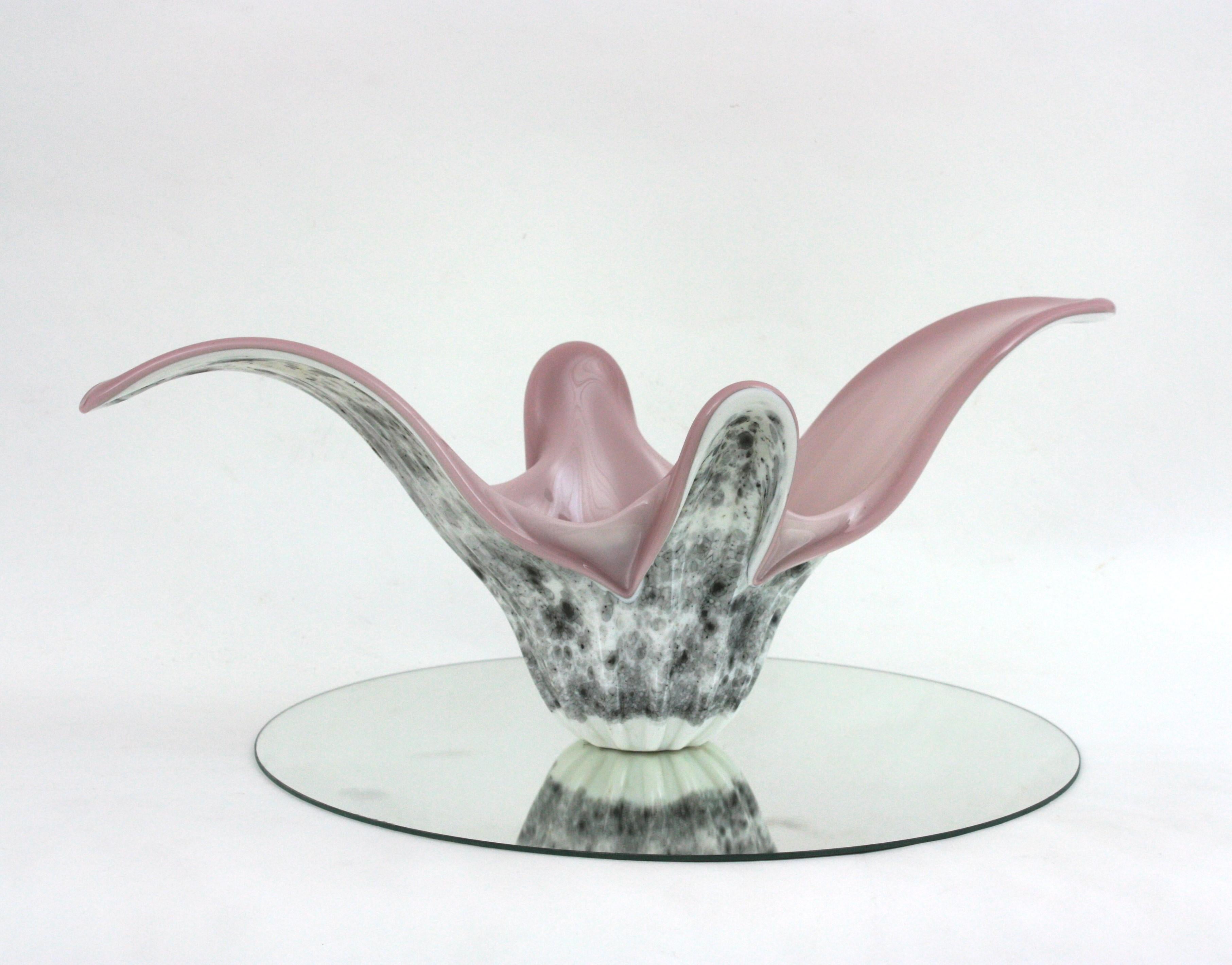 Gran Centro de Mesa en Vidrio Soplado Púrpura Blanco y Gris, Italia Años 60
Raro hallazgo.
La parte exterior de este jarrón centro de mesa está fabricada en cristal opalino blanco y gris con aspecto de estampado animal de piel de pulpo. La parte