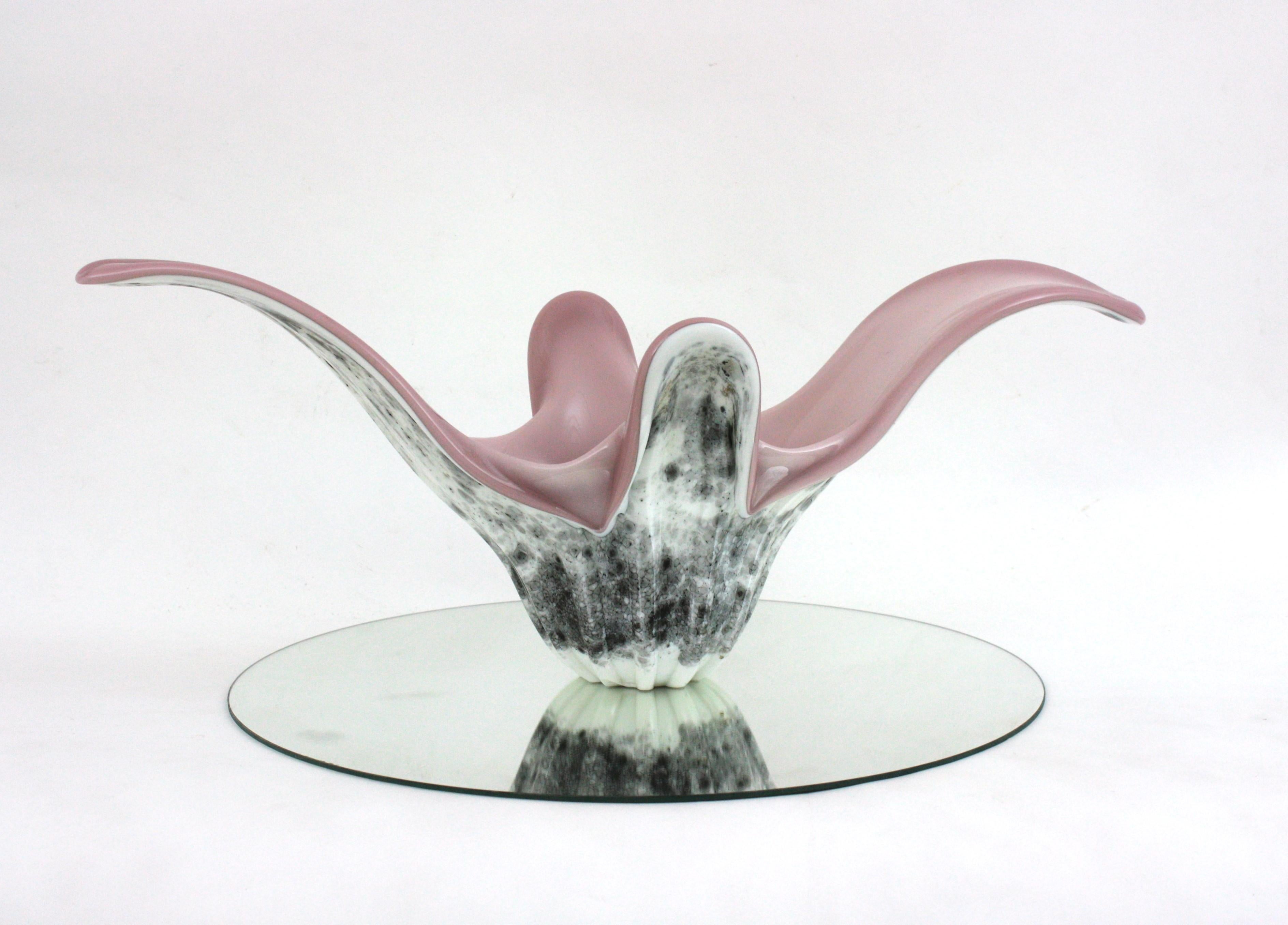 Centro de mesa animal print en vidrio opalino morado, blanco y gris, Italia Años 60 Glaseado en venta