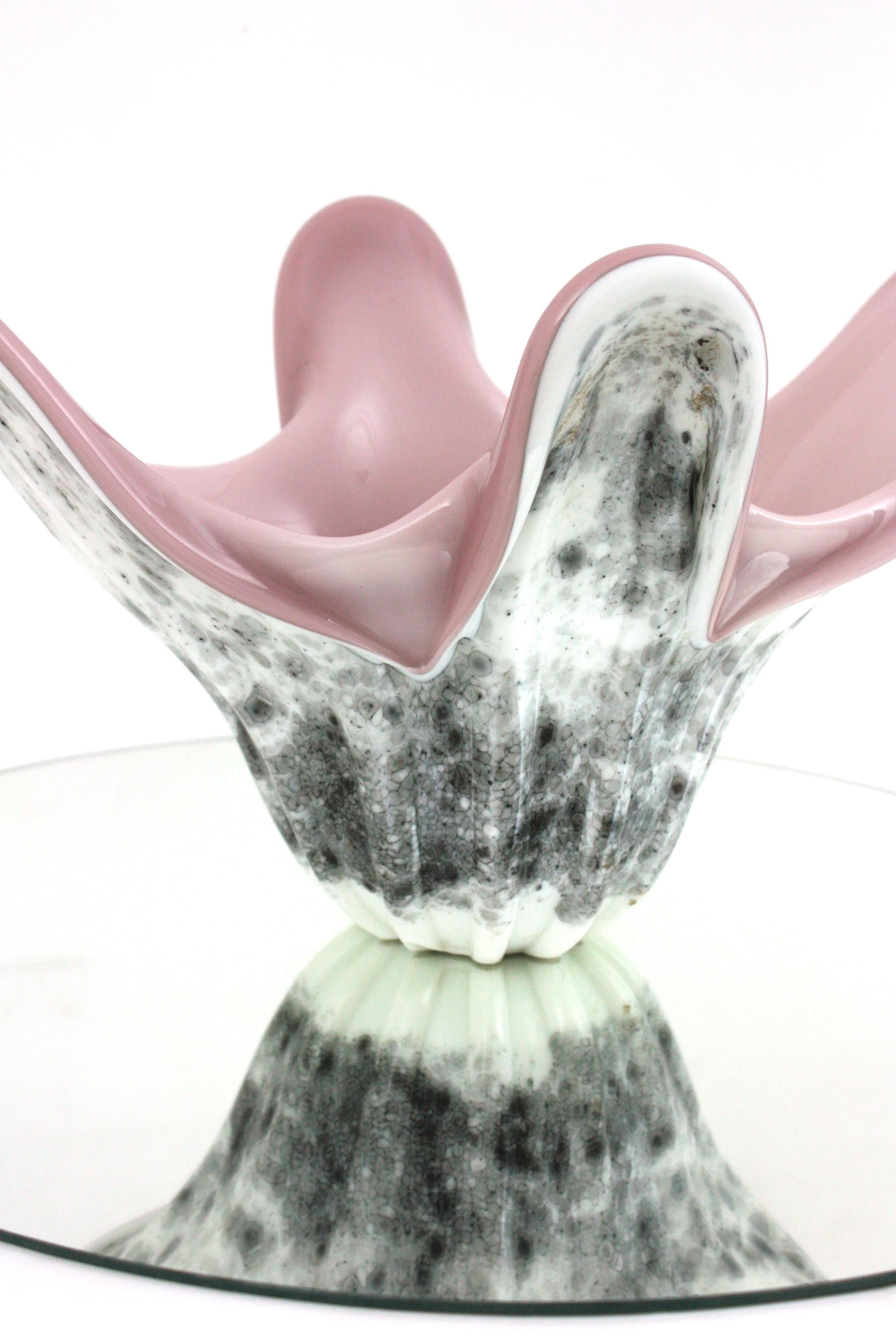 Centro de mesa animal print en vidrio opalino morado, blanco y gris, Italia Años 60 siglo XX en venta