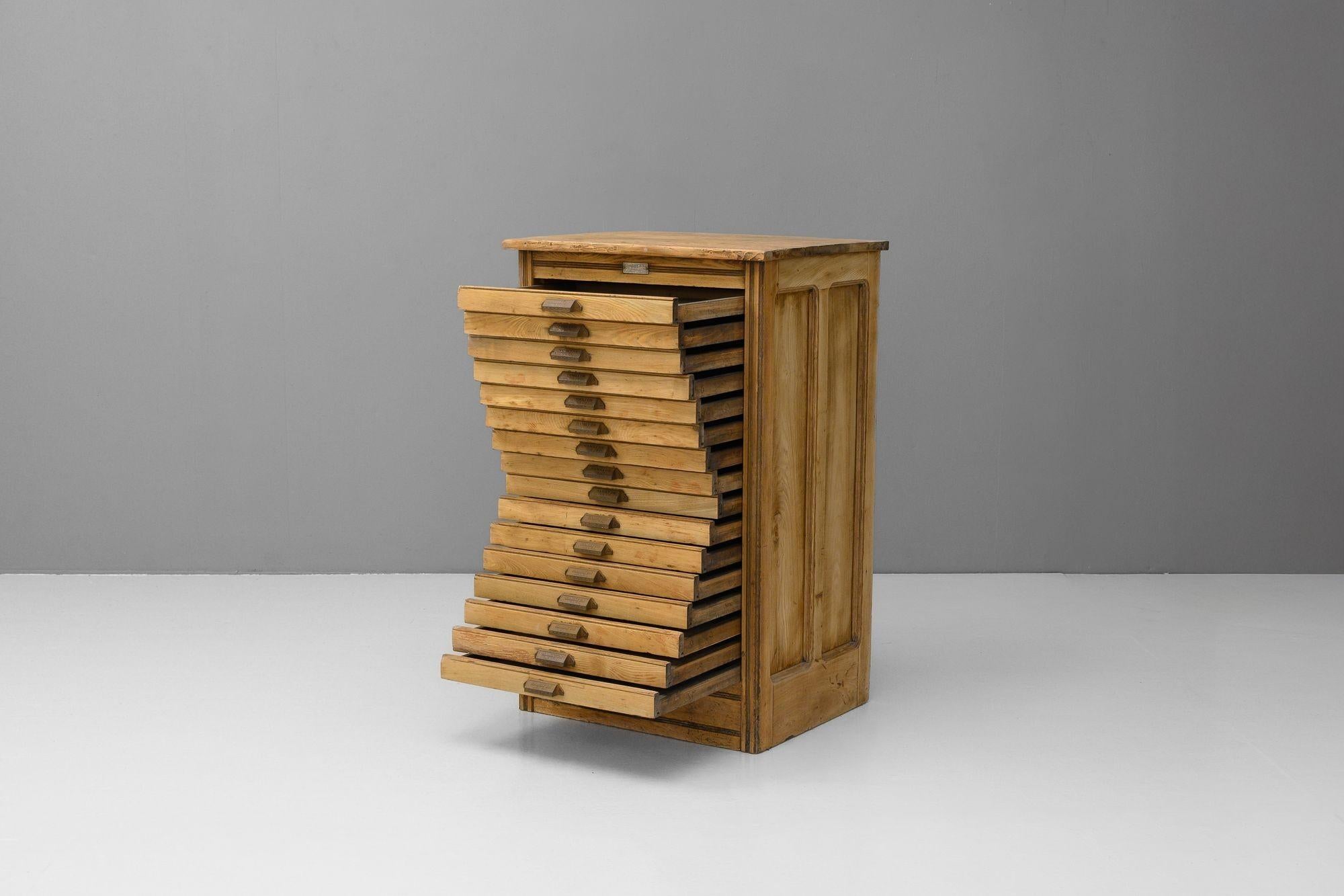 Print Block Chest In Good Condition For Sale In London, England