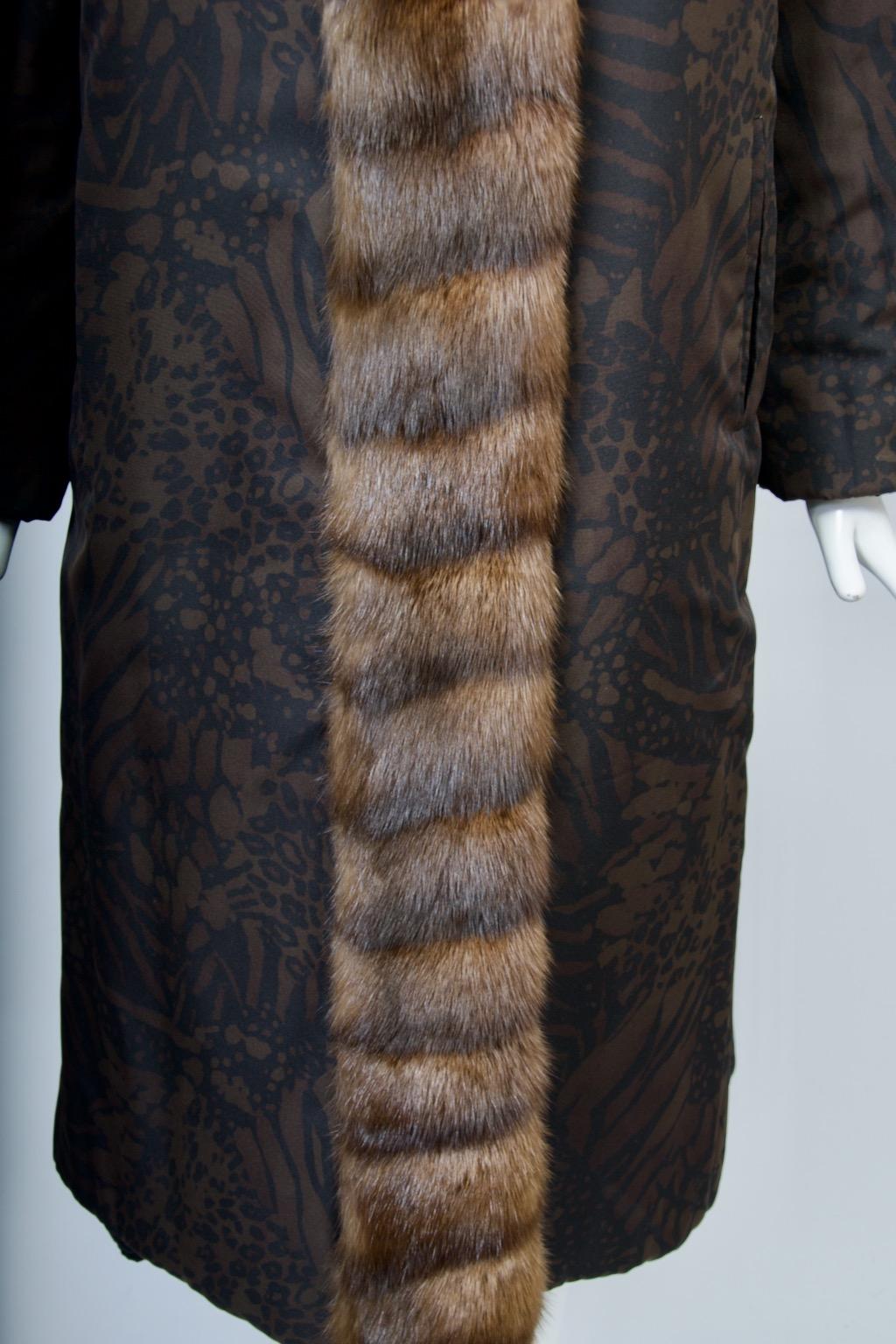 Print Coat with Sable Trim, Reversible Negro en venta