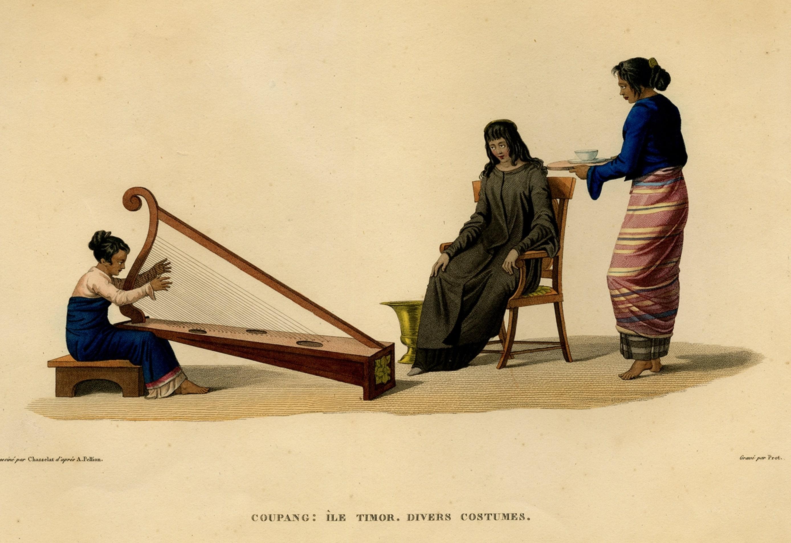Print of Timorese Ladies Playing Harp & Drinking Tea in Kupang, Indonesia, 1825 In Good Condition For Sale In Langweer, NL