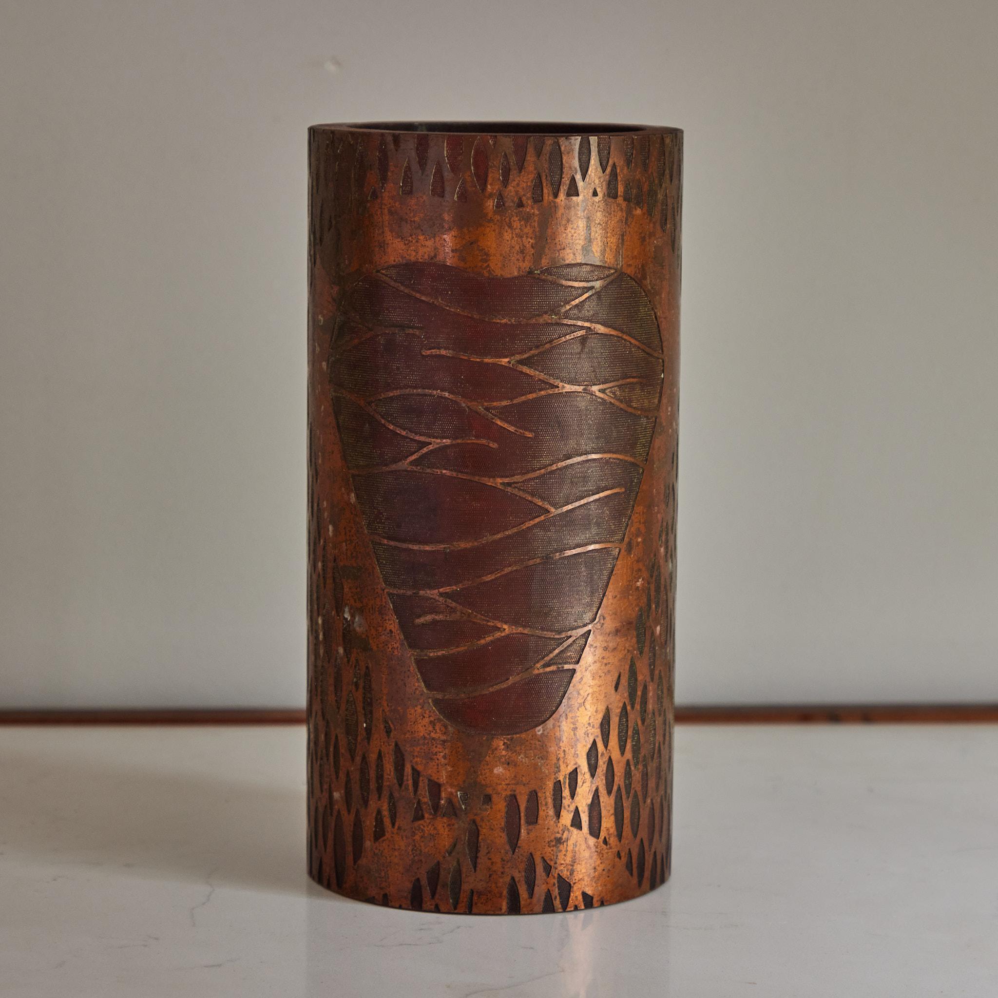 Eine indonesische Batikdruckwalze aus Eisen und Kupfer, die um die Jahrhundertwende von den Franzosen erworben und seitdem zu einer Vase umgestaltet wurde. Die Oberfläche des Stücks weist ein abstraktes dekoratives Motiv aus organischen Formen und