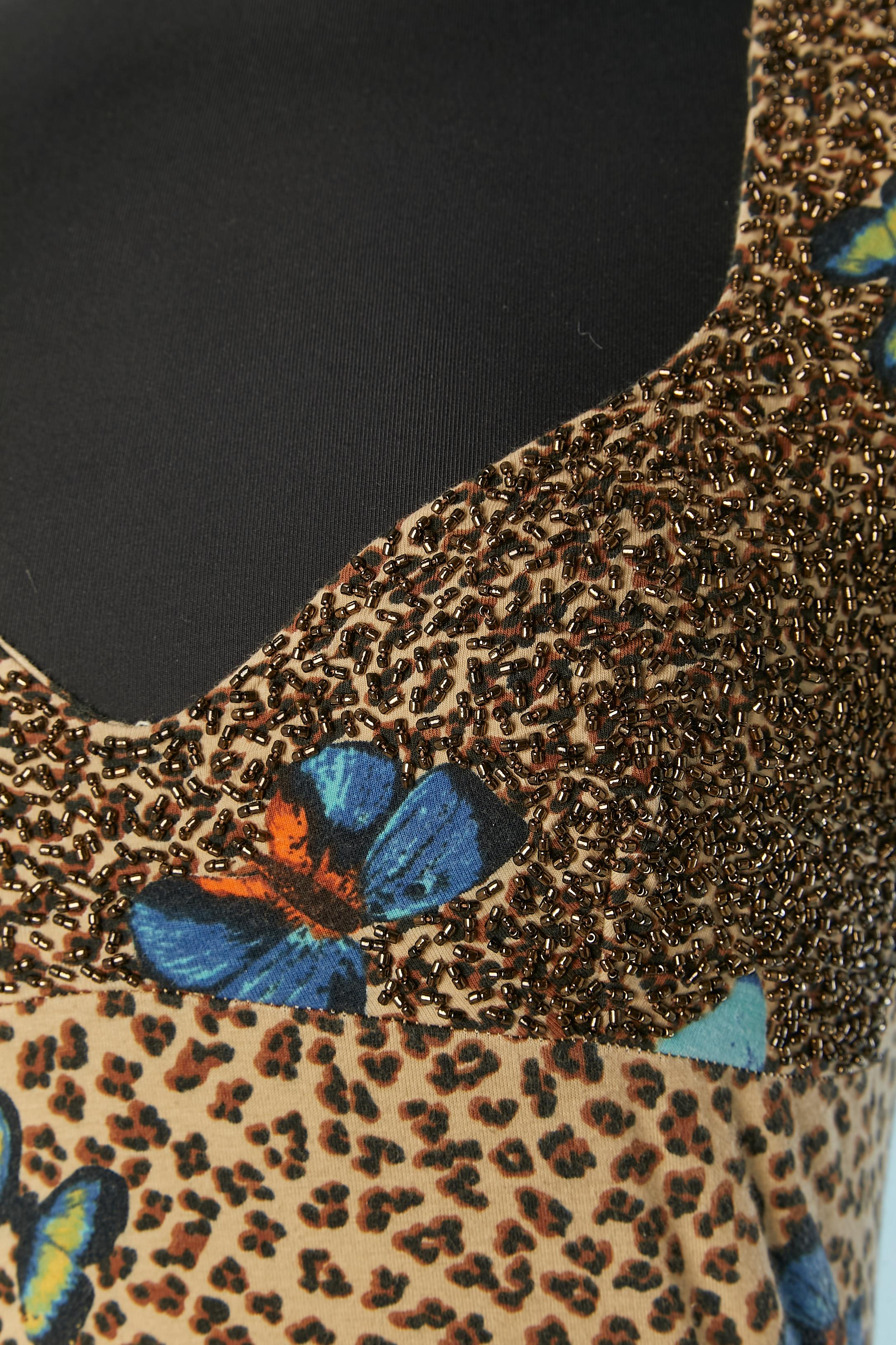 Bedruckter und mit Perlen besetzter Bob-Body und Rock. Stoffzusammensetzung: Stretch-Jersey aus Baumwolle. 
Kein Etikett Marke (aber wir sind sicher, es ist Kenzo Jungle, weil wir das Kleid genau mit dem gleichen Druck haben) Haken & Öse Verschluss