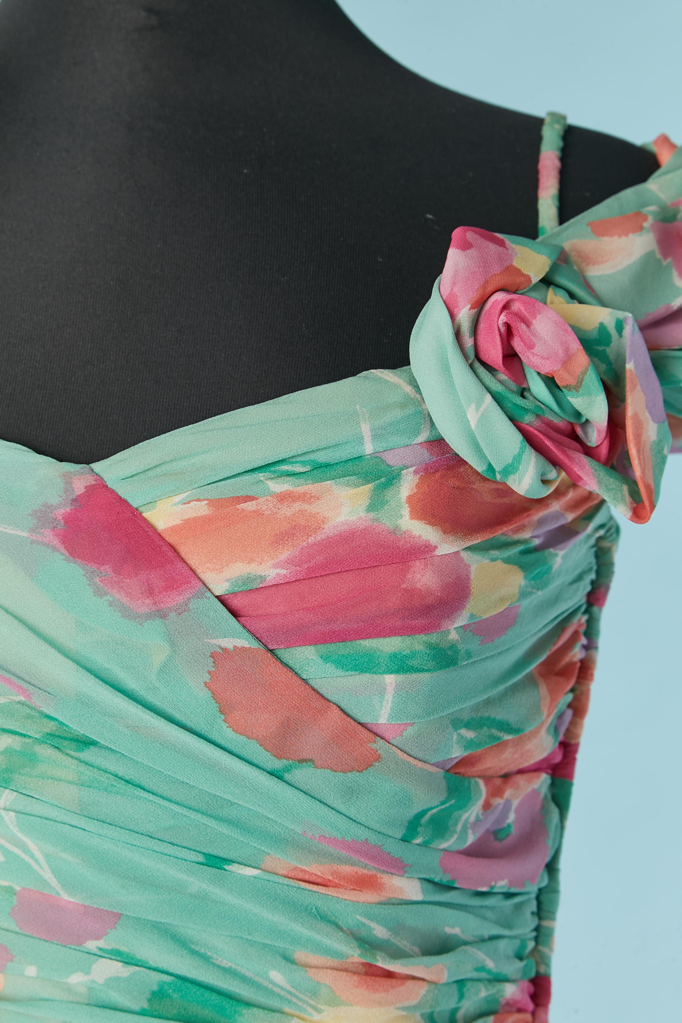 Robe de cocktail imprimée et drapée. Composition du tissu principal : 100% soie. Composition de la doublure : 63% acétate, 37% rayonne
Osseuse. Fermeture à glissière sur le côté gauche. 
TAILLE 44 (It) 10 (Us) sur l'étiquette mais taille plus