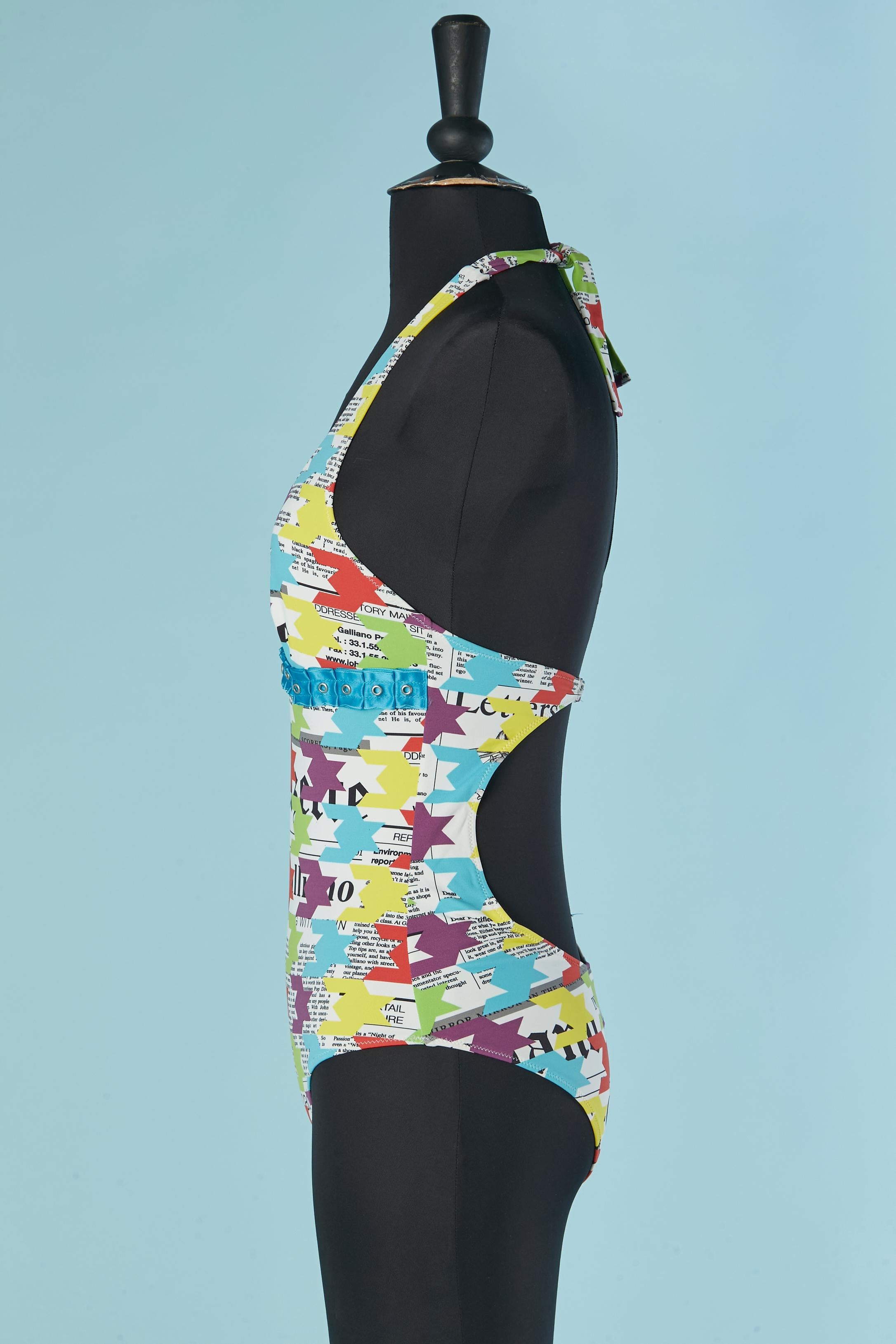 Bedruckter rückenfreier Badeanzug mit blauer Rüsche GALLIANO im Zustand „Hervorragend“ im Angebot in Saint-Ouen-Sur-Seine, FR