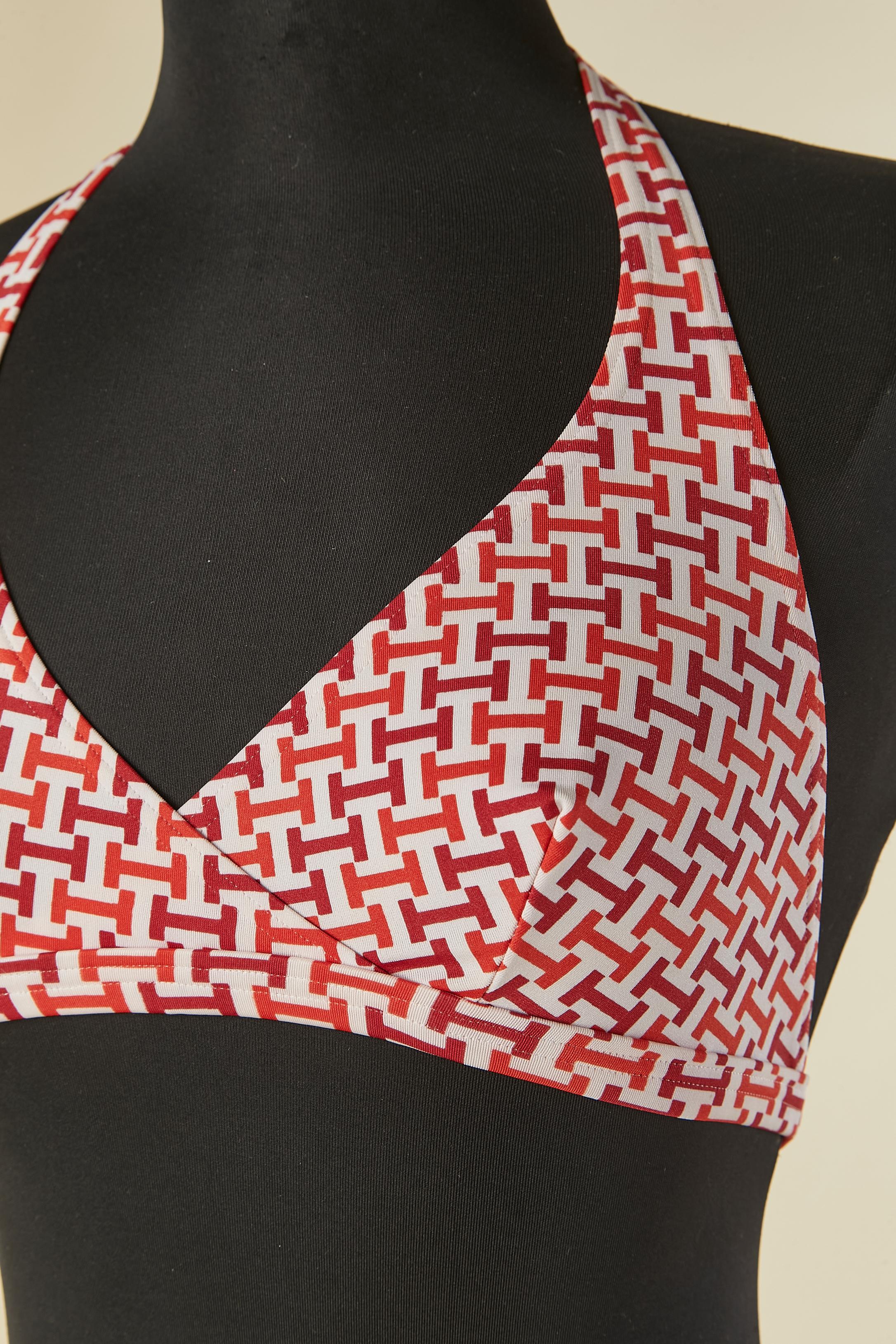 Bikini imprimé . Composition du tissu : 85% nylon, 15% élasthanne. Fermeture en plastique transparent au milieu du dos du soutien-gorge.
TAILLE 42 (Fr) sur l'étiquette mais convient à S (soutien-gorge) et M (culotte). 