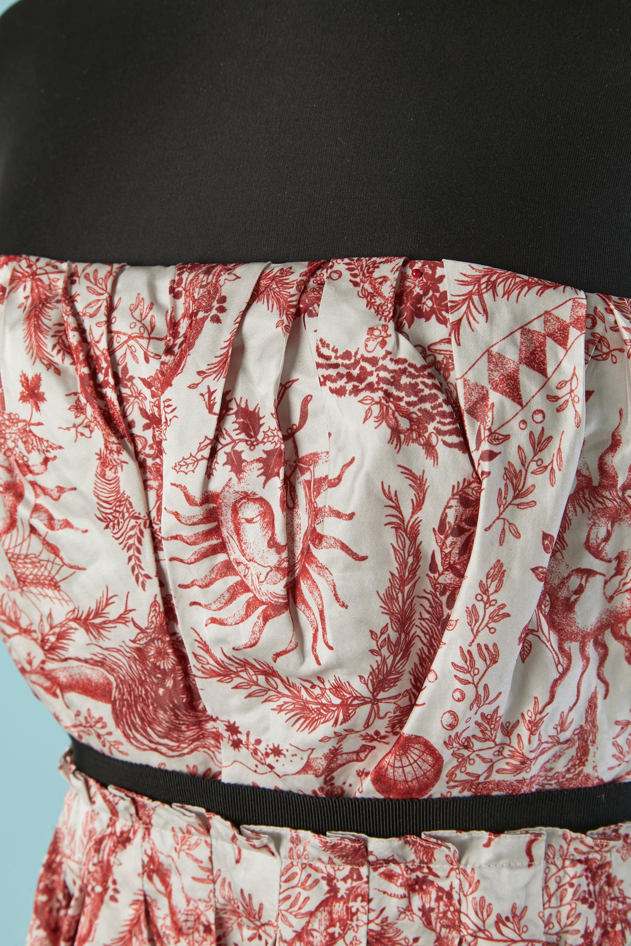 Bedrucktes Bustierkleid. Kein Etikett für die Stoffzusammensetzung, aber es sieht aus wie eine Mischung aus Knitter-Satin und Nylon. Bustier aus Tüll mit Stäbchen im Inneren, mit Bügel-BH und Reißverschluss auf der linken Seite. Unsichtbarer