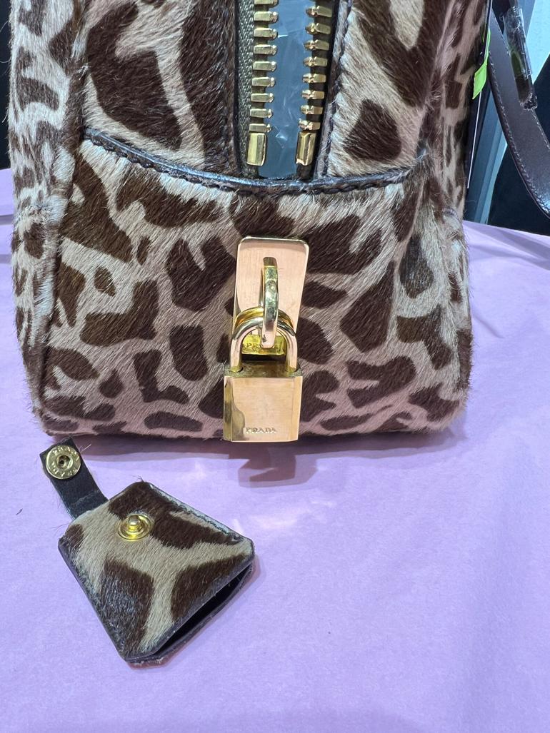 Borsa con manico superiore in pelliccia di vitello stampata PRADA in vendita 4