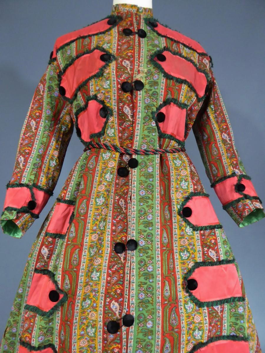 Bedrucktes Crinoline-Kleid mit challisfarbenem Paisleymuster, um 1860 im Angebot 5